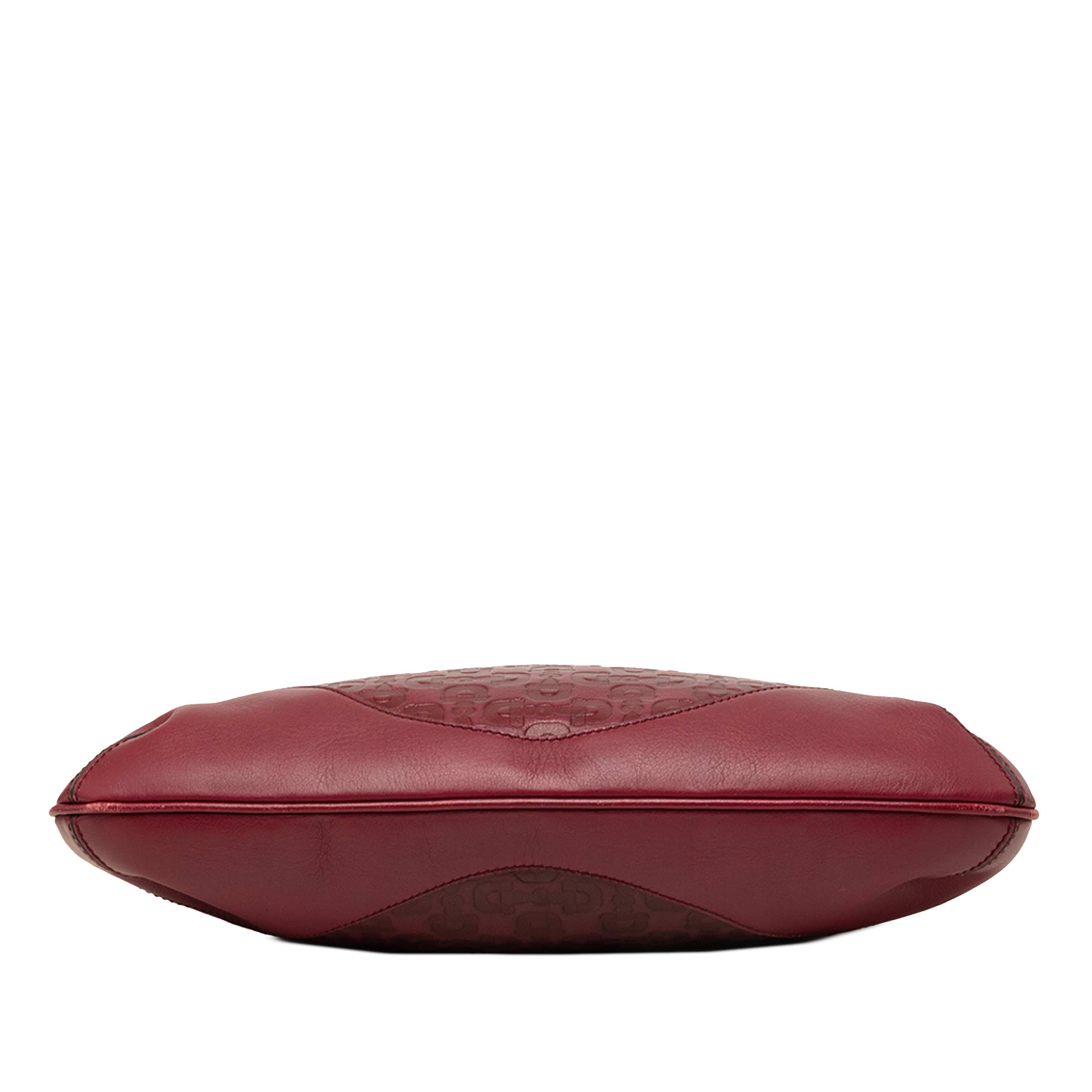 Gucci Horsebit Embossed Calfskin Hobo, från Luxclusif, i färgen röd. Klicka för att öppna bilden i stort format