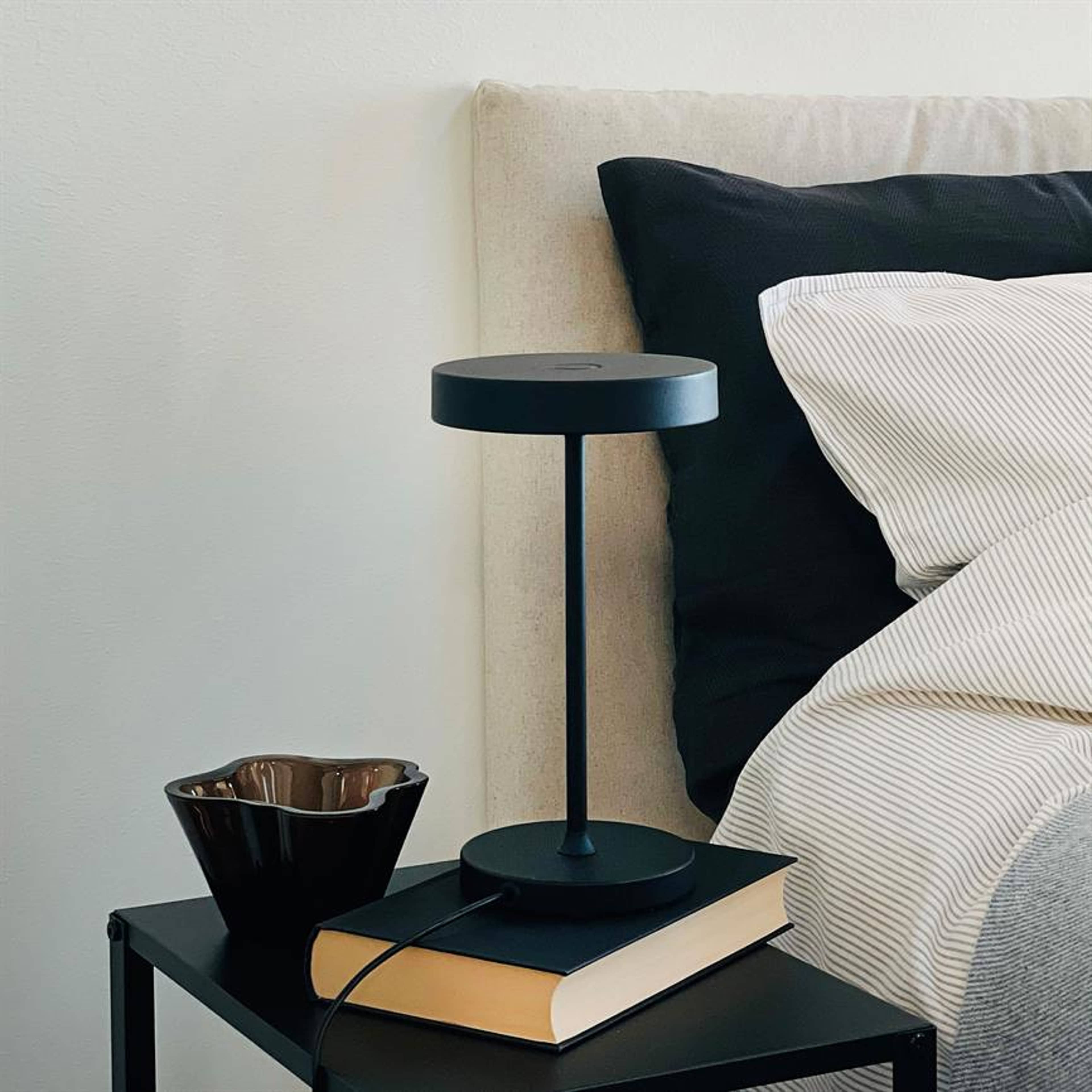 Starlight Table Lamp, från Dyberg Larsen, i färgen black. Klicka för att öppna bilden i stort format