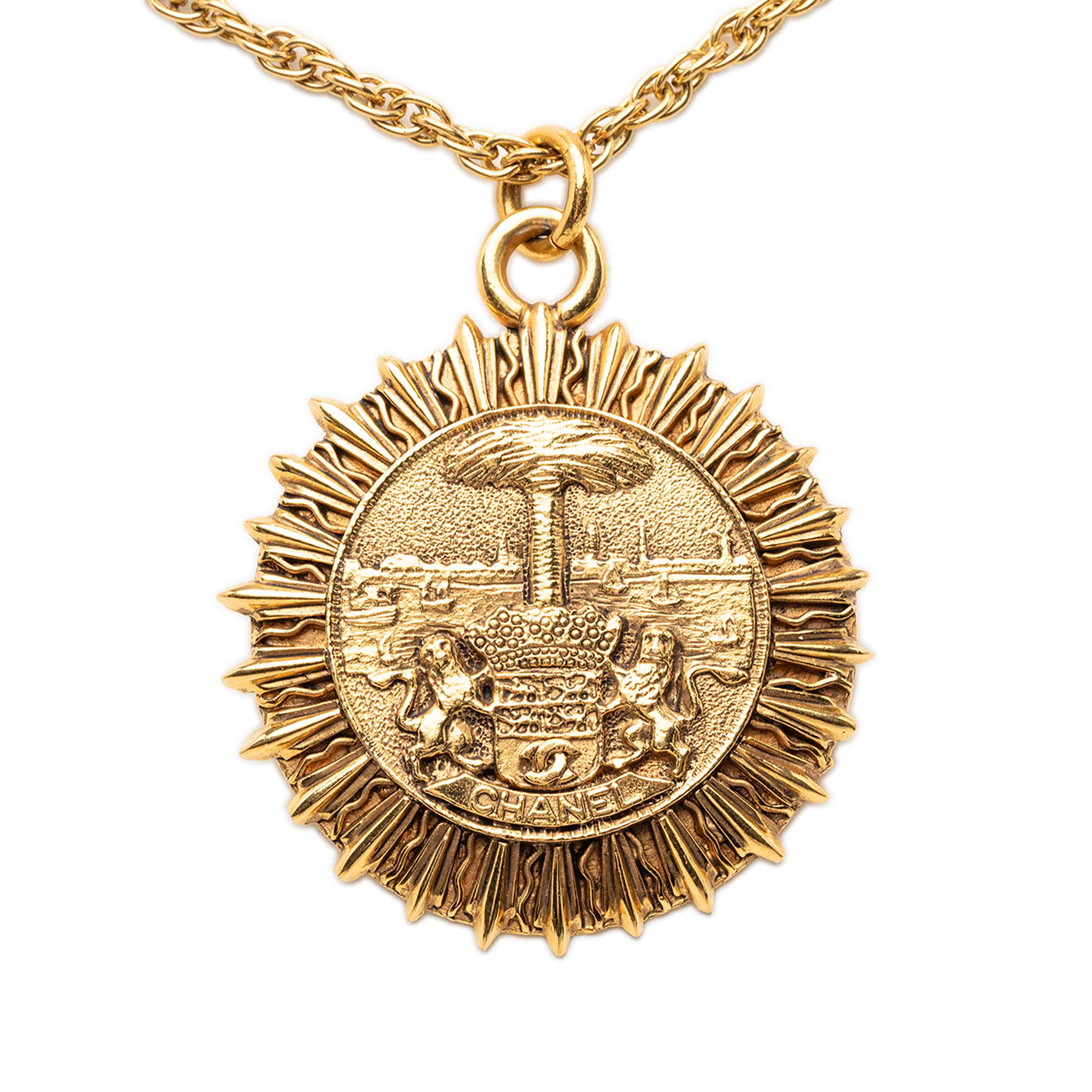 Chanel Gold Plated Medallion Coat Of Arms Sunburst Pendant Necklace, från Luxclusif, i färgen guld. Klicka för att öppna bilden i stort format