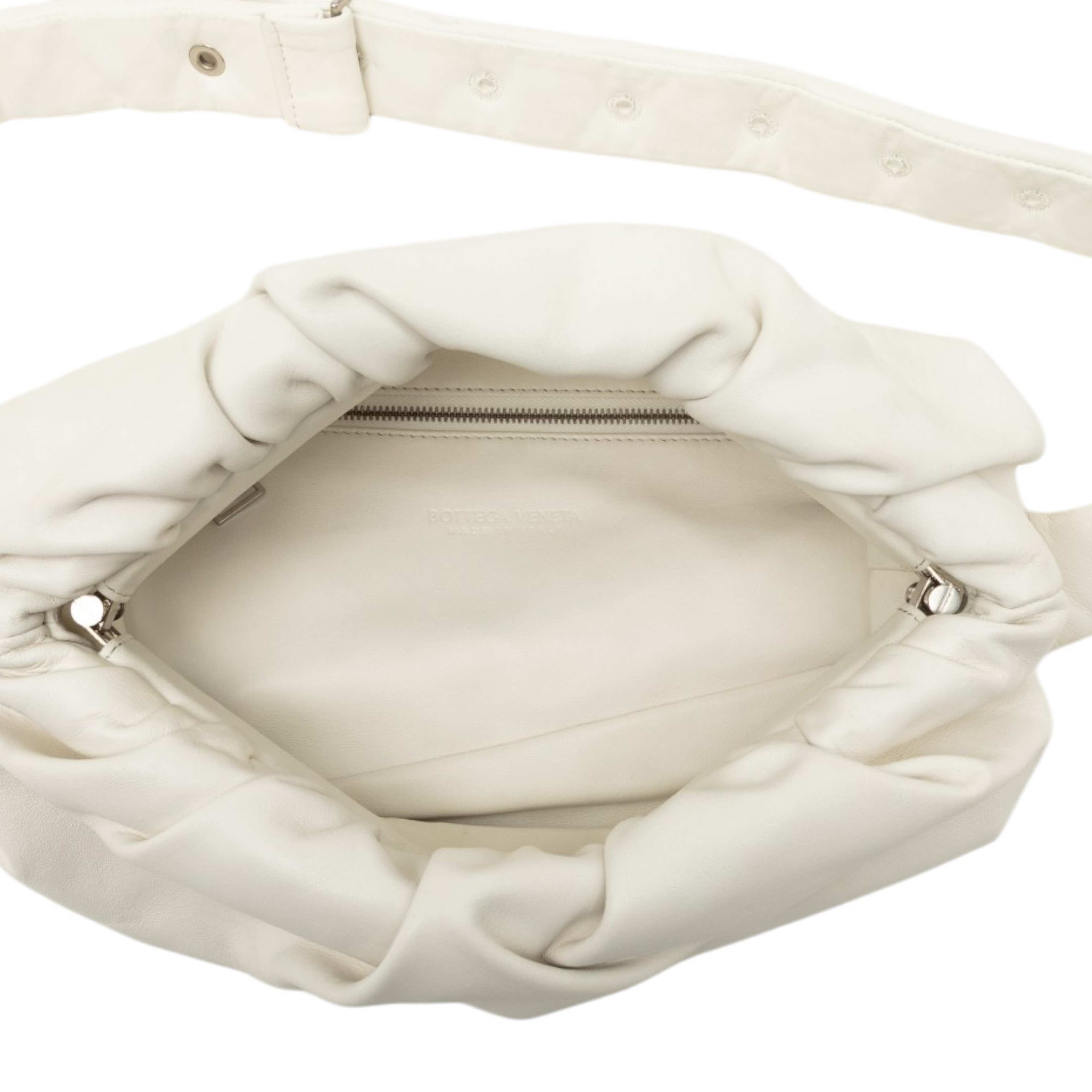 Bottega Veneta Calfskin The Body Pouch Belt Bag, från Luxclusif, i färgen vit. Klicka för att öppna bilden i stort format