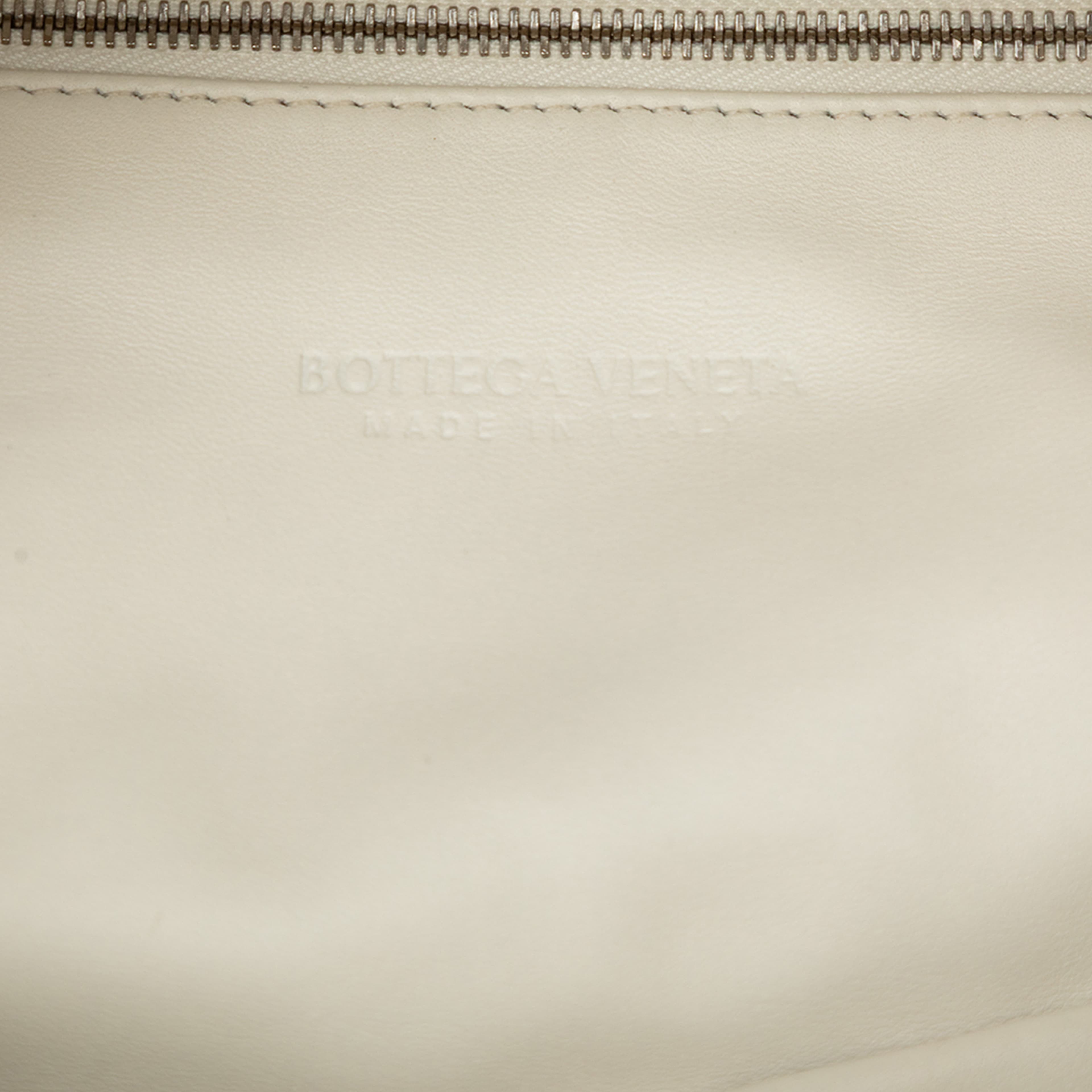 Bottega Veneta Calfskin The Body Pouch Belt Bag, från Luxclusif, i färgen vit. Klicka för att öppna bilden i stort format