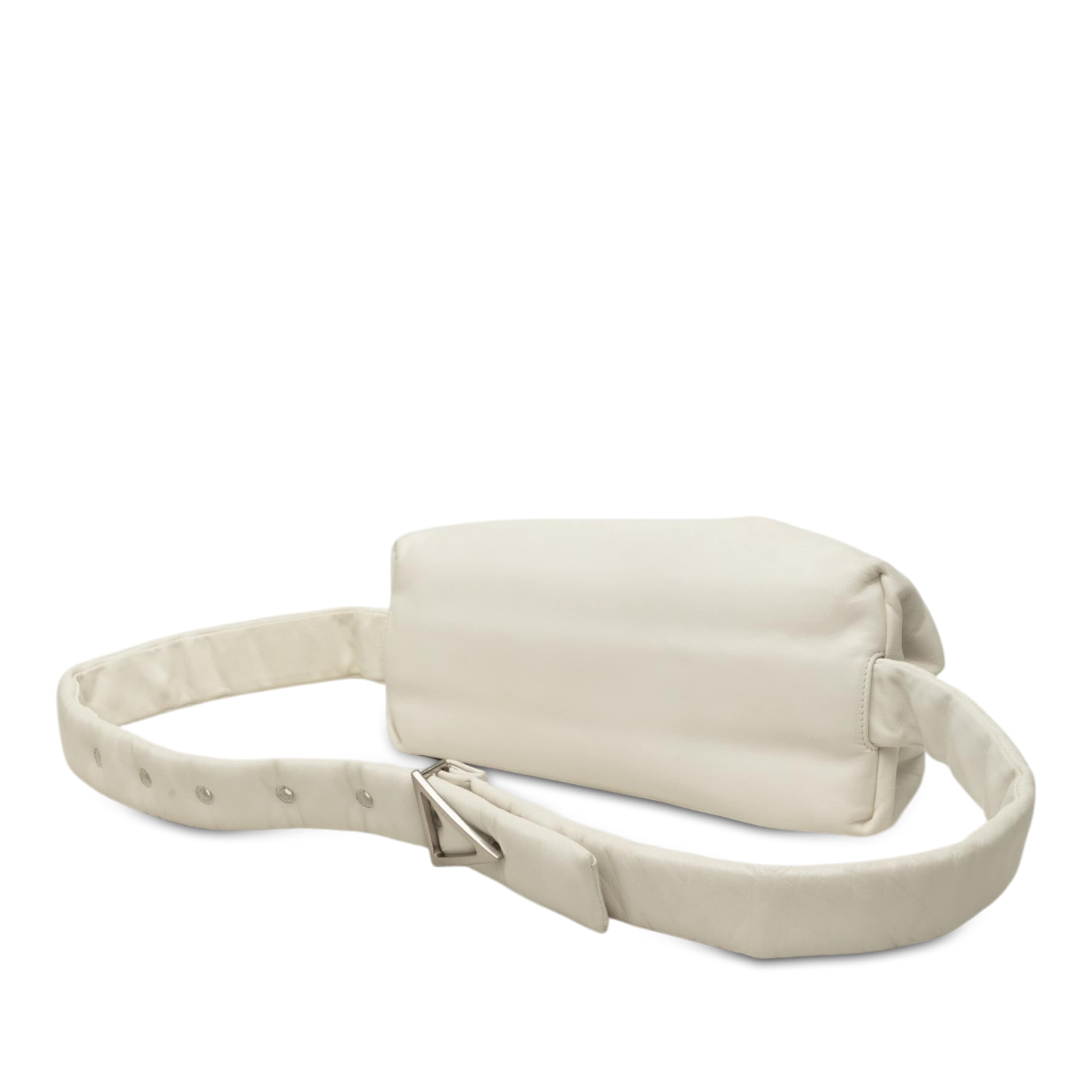 Bottega Veneta Calfskin The Body Pouch Belt Bag, från Luxclusif, i färgen vit. Klicka för att öppna bilden i stort format