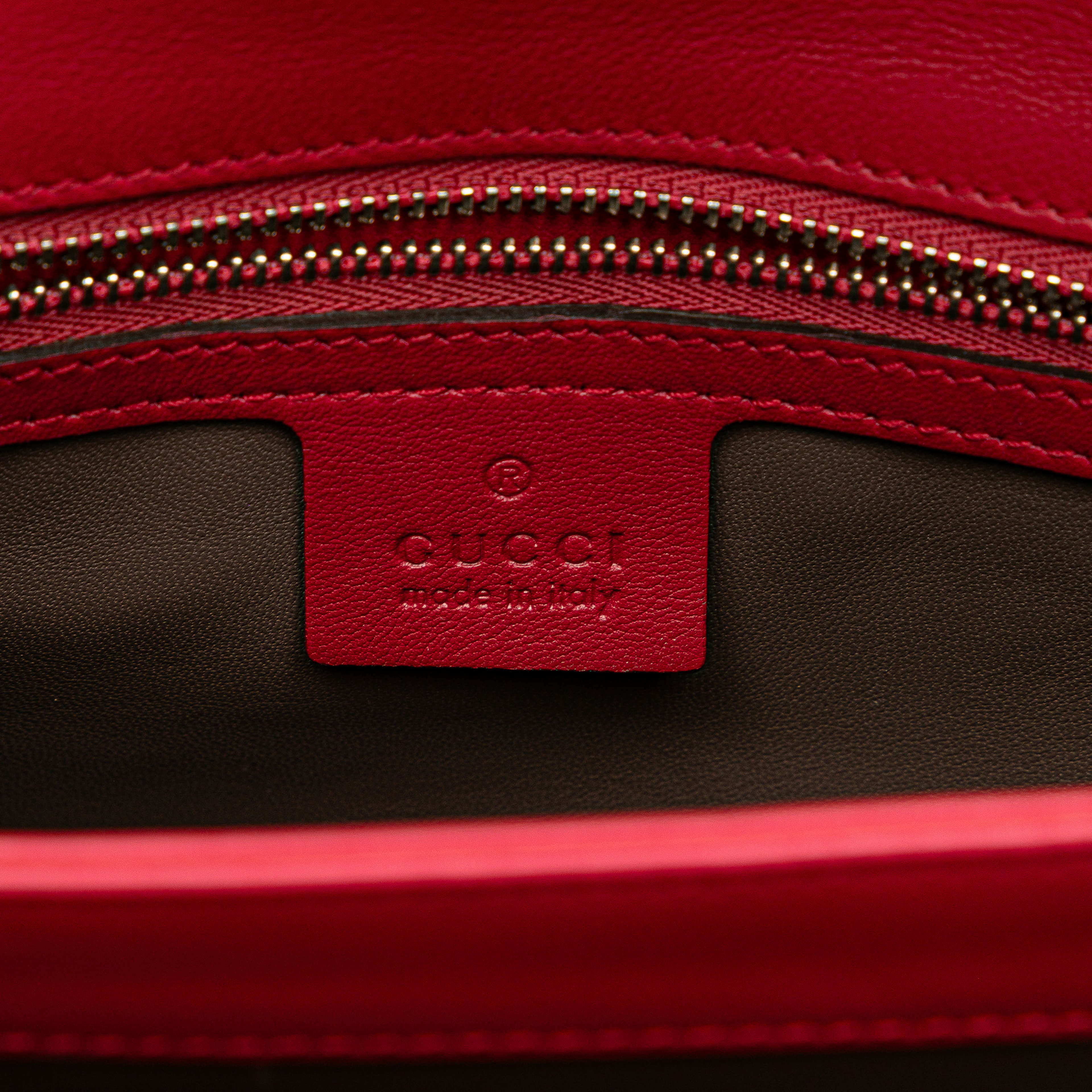 Gucci Medium Patent Dollar Interlocking G Crossbody, från Luxclusif, i färgen red. Klicka för att öppna bilden i stort format