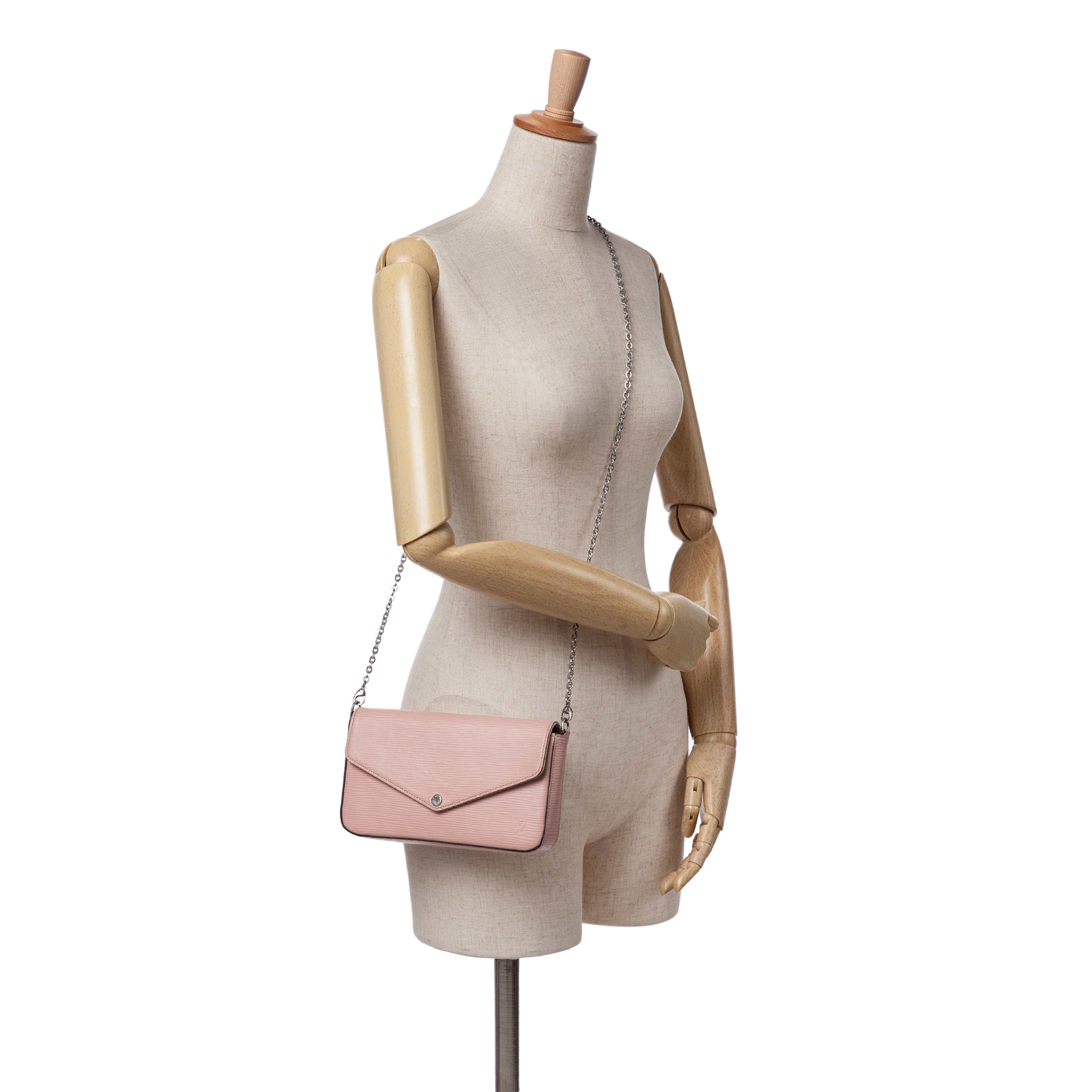 Louis Vuitton Epi Pochette Felicie, från Luxclusif, i färgen rosa. Klicka för att öppna bilden i stort format