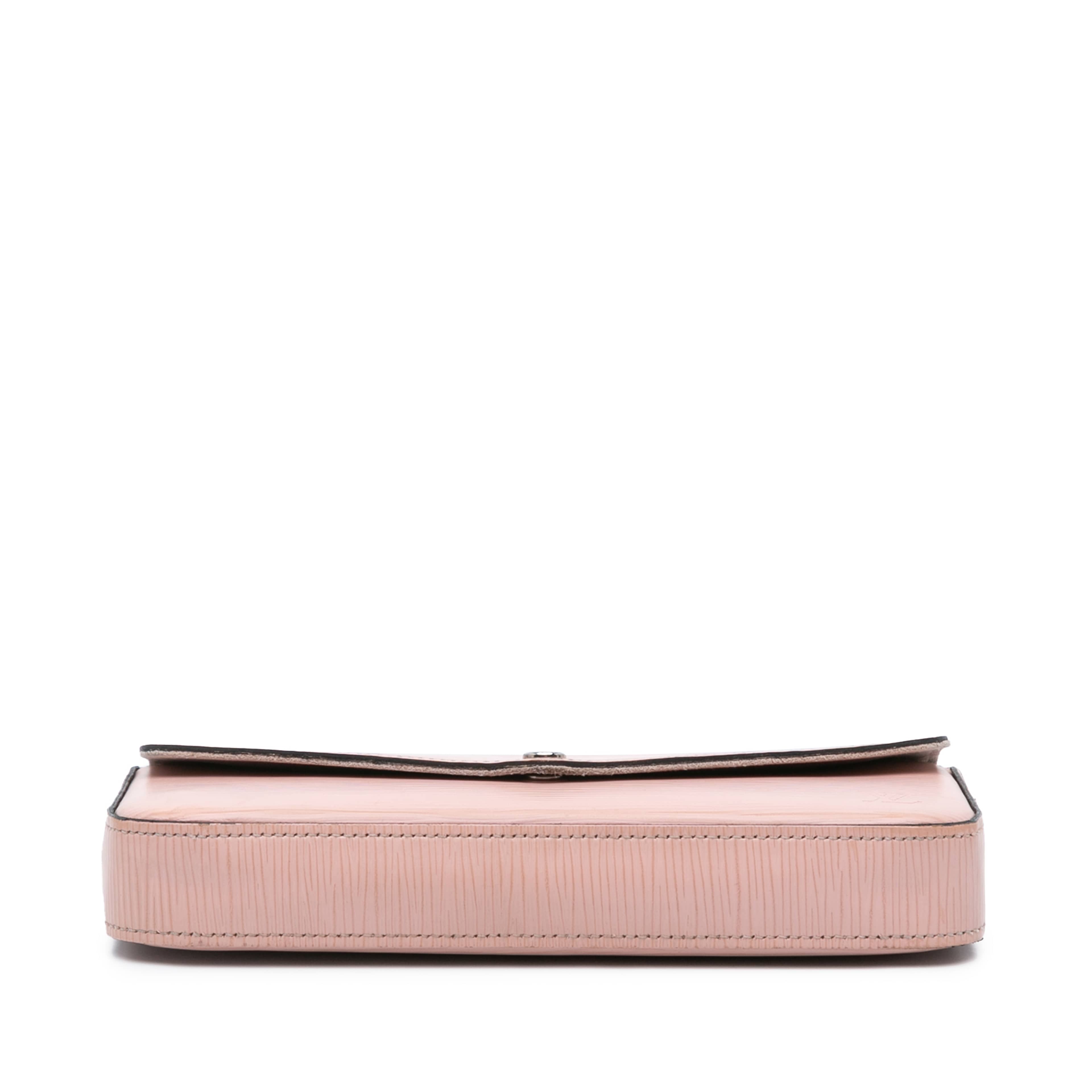 Louis Vuitton Epi Pochette Felicie, från Luxclusif, i färgen pink. Klicka för att öppna bilden i stort format