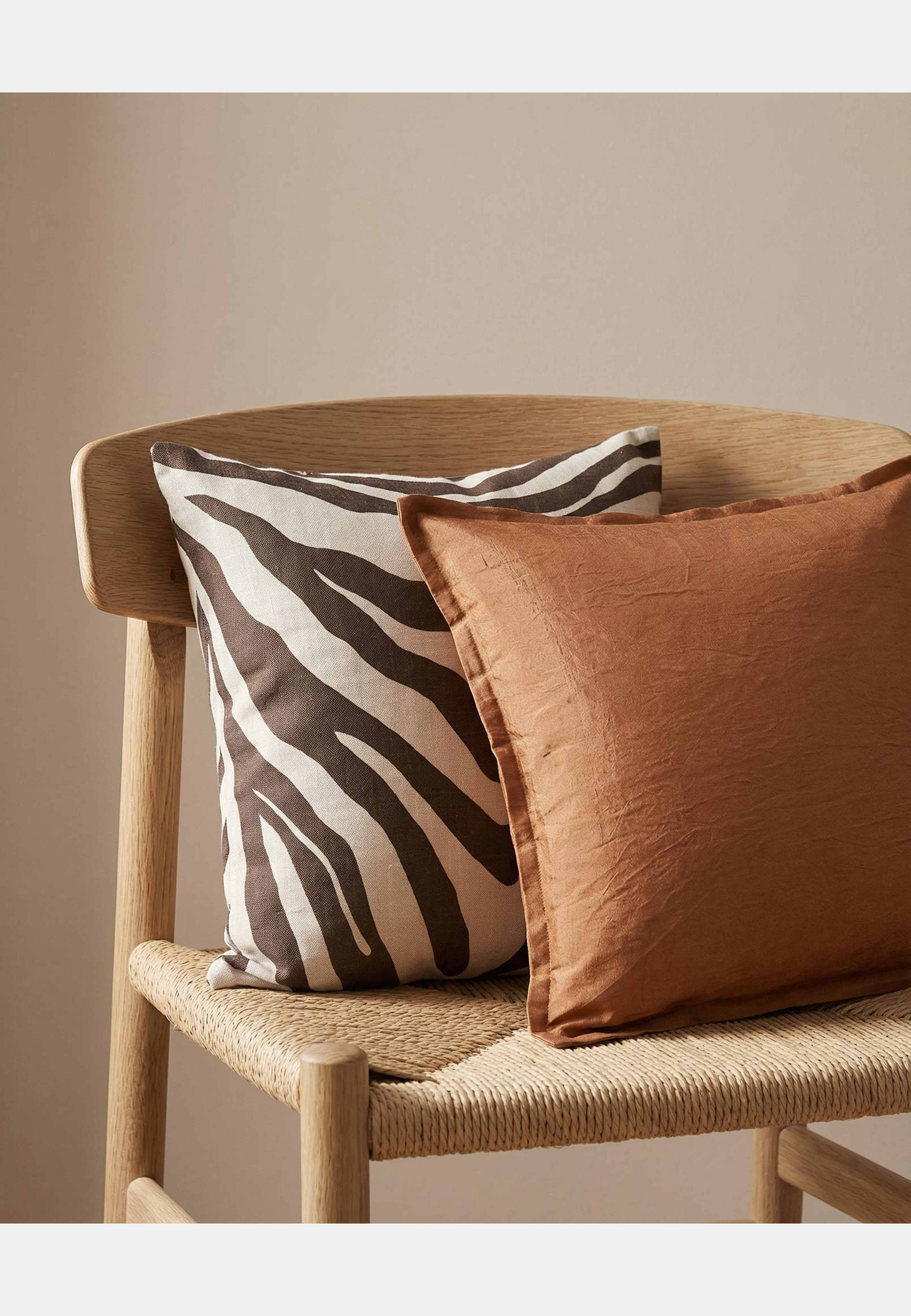Kuddfodral Classic Linen, från Classic Collection, i färgen terracotta. Klicka för att öppna bilden i stort format