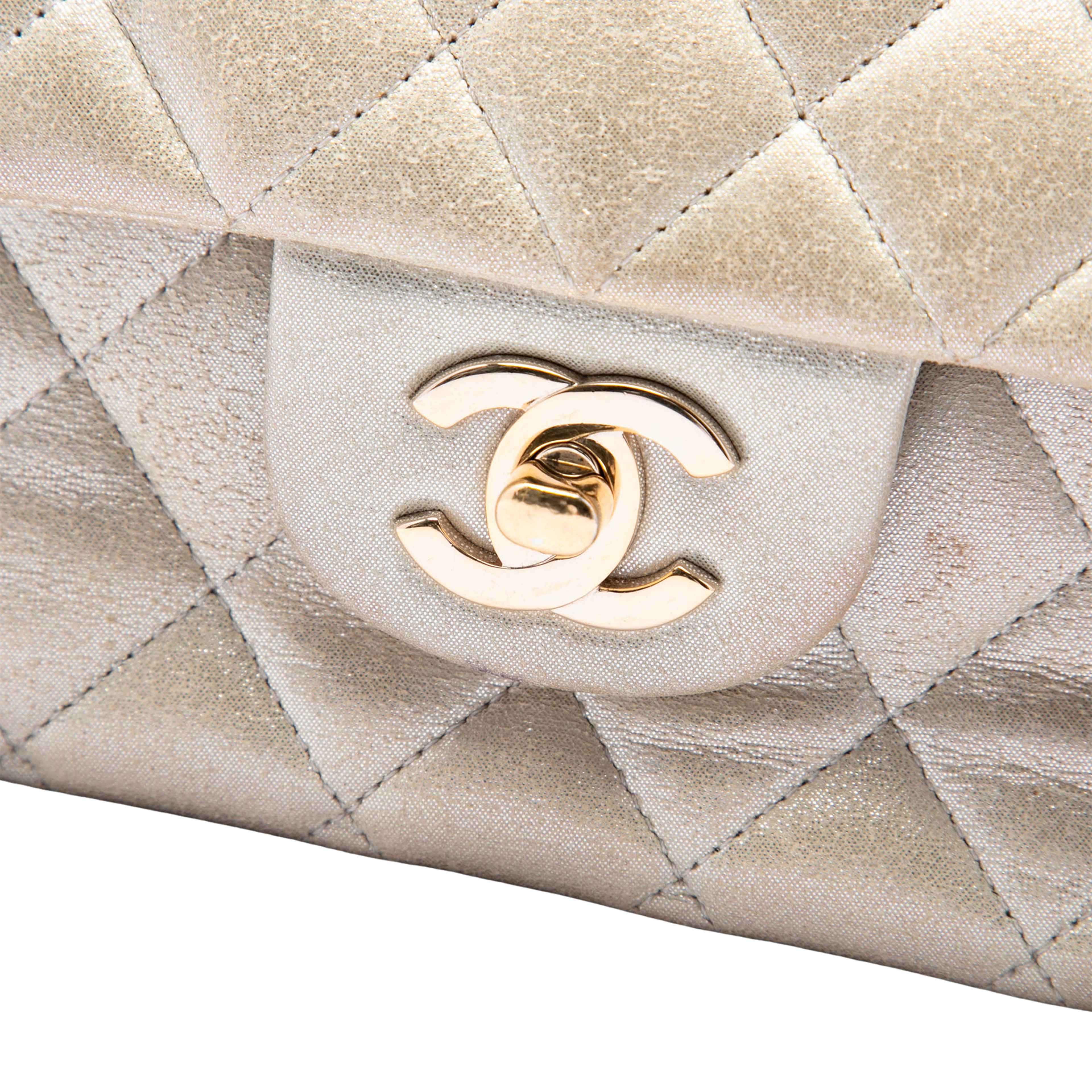 Chanel Medium Classic Iridescent Calfskin Double Flap, från Luxclusif, i färgen guld. Klicka för att öppna bilden i stort format