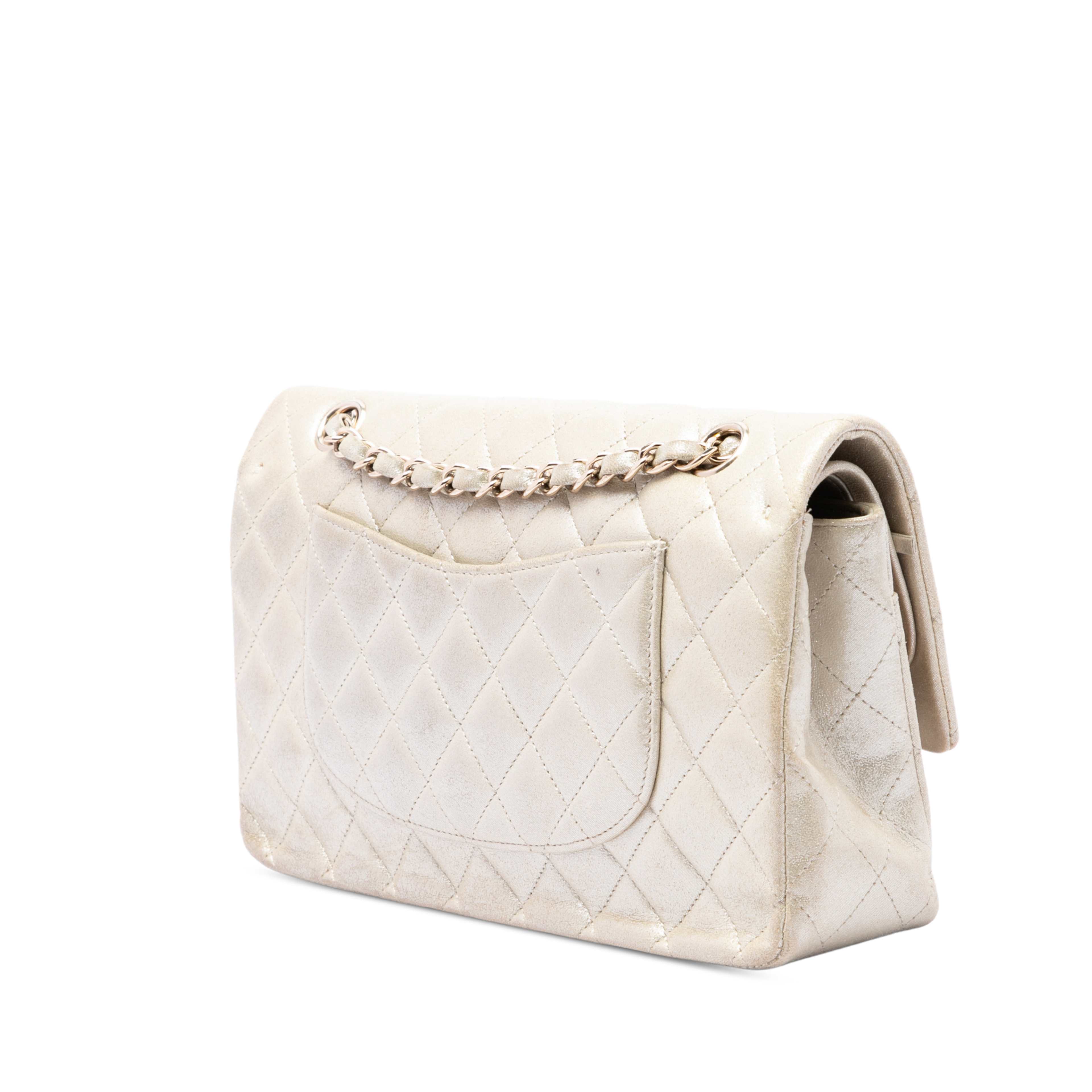Chanel Medium Classic Iridescent Calfskin Double Flap, från Luxclusif, i färgen guld. Klicka för att öppna bilden i stort format