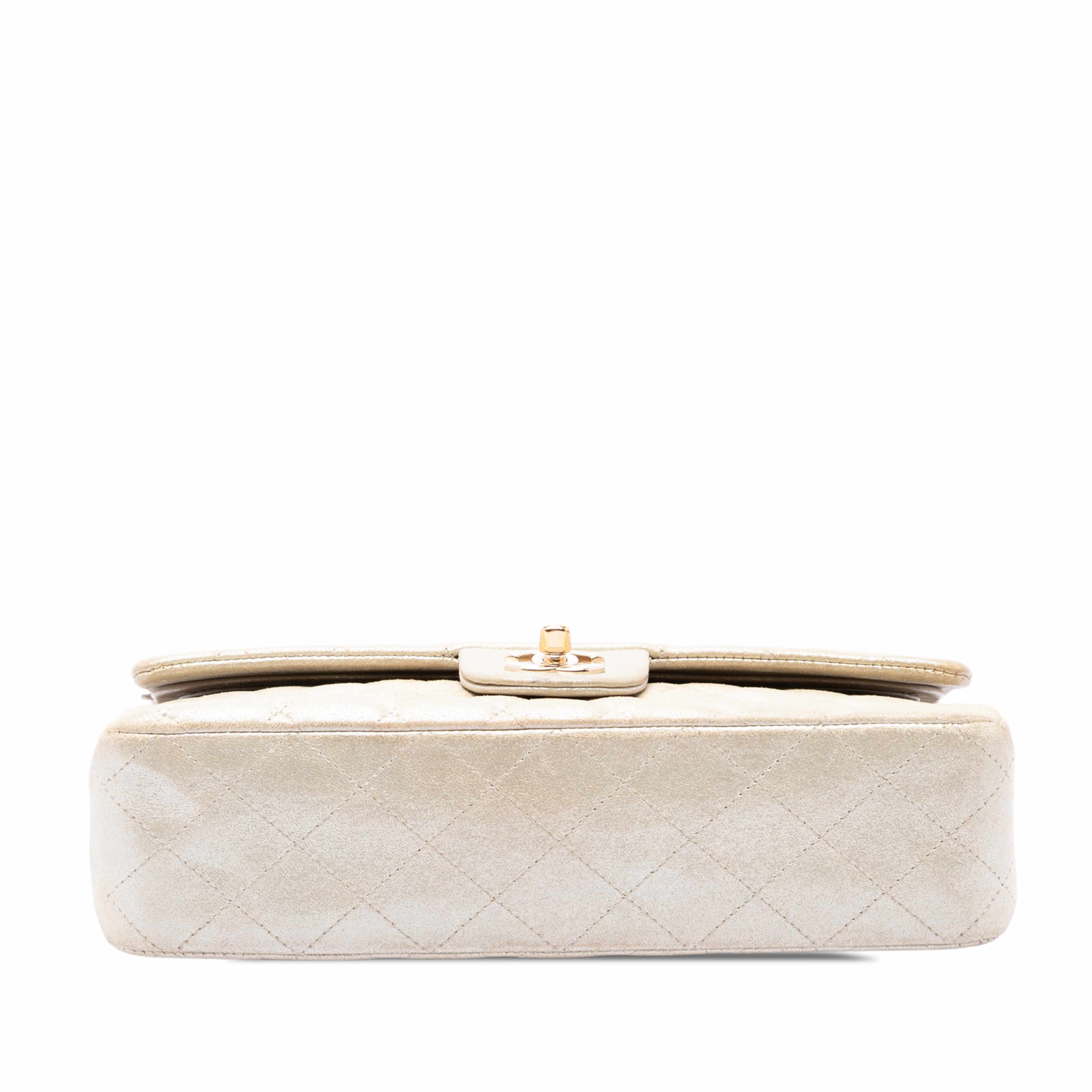 Chanel Medium Classic Iridescent Calfskin Double Flap, från Luxclusif, i färgen guld. Klicka för att öppna bilden i stort format
