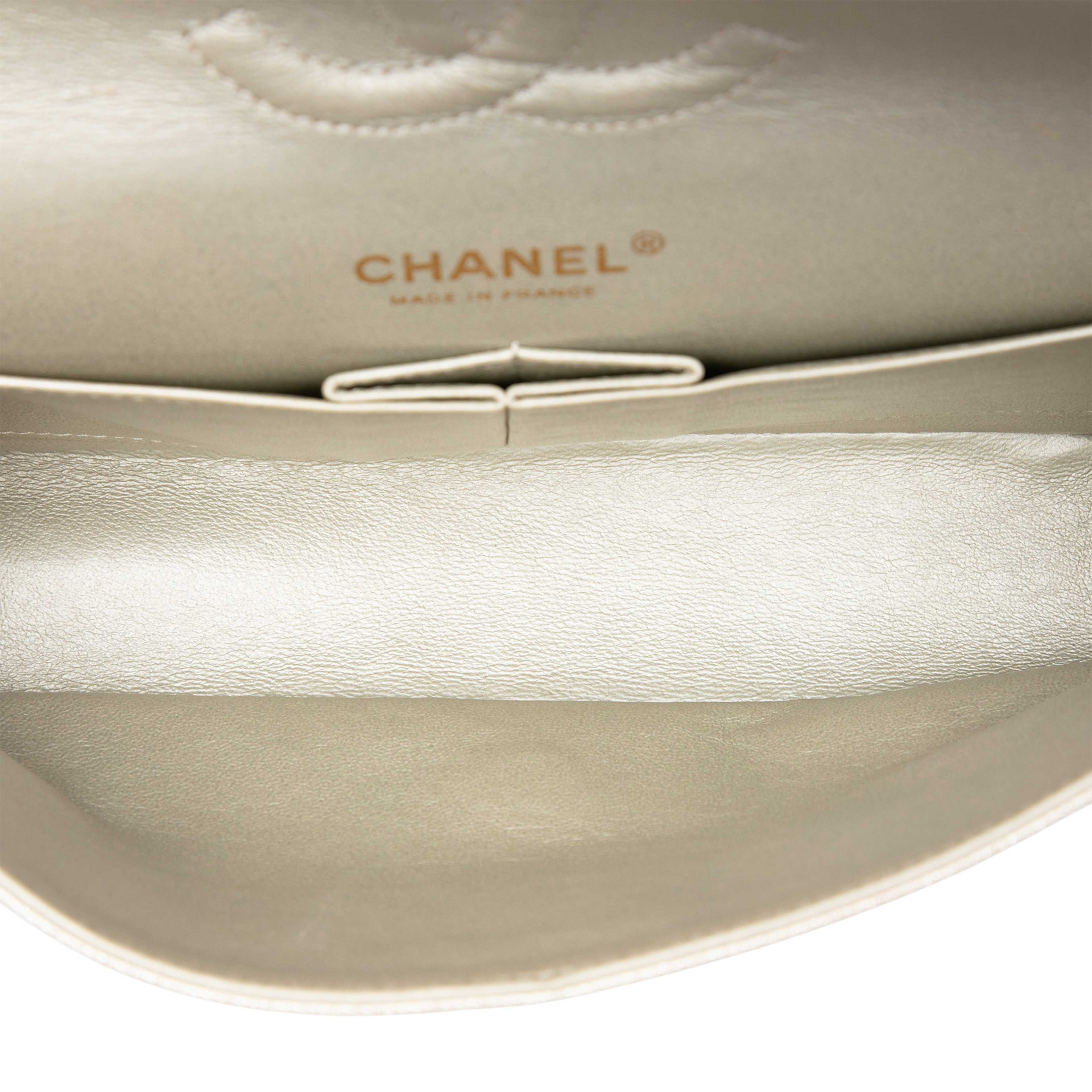 Chanel Medium Classic Iridescent Calfskin Double Flap, från Luxclusif, i färgen guld. Klicka för att öppna bilden i stort format
