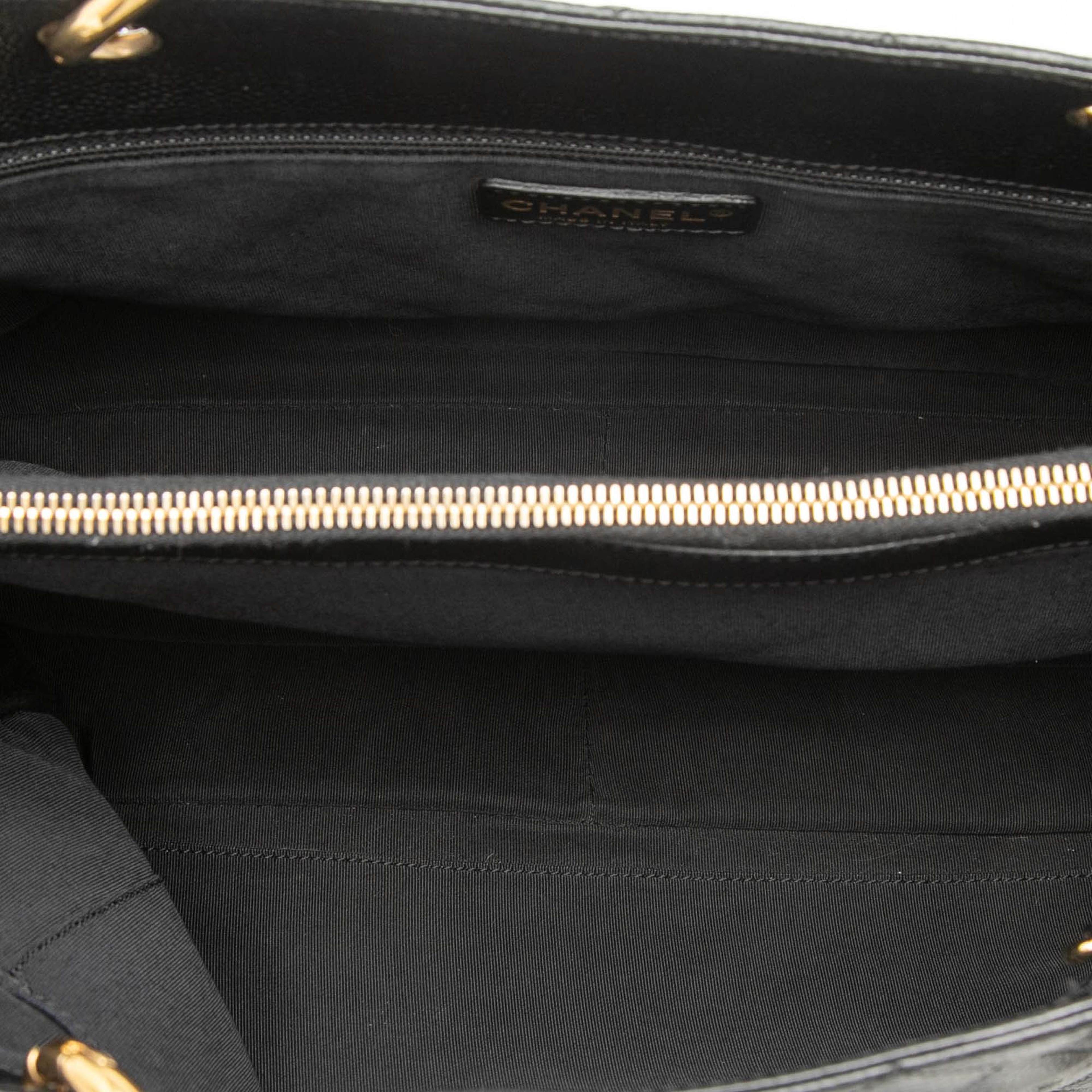 Chanel Caviar Grand Shopping Tote, från Luxclusif, i färgen black. Klicka för att öppna bilden i stort format