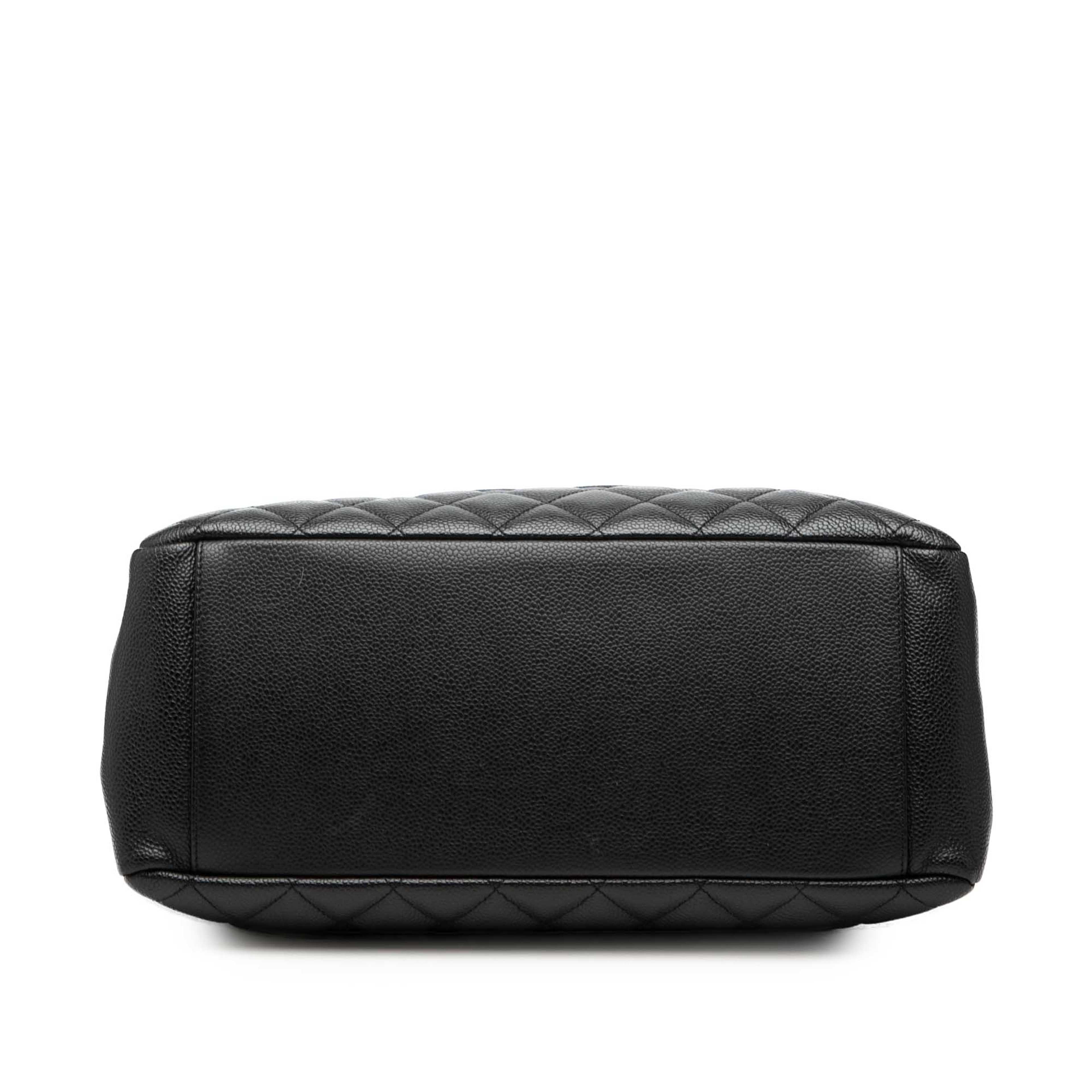 Chanel Caviar Grand Shopping Tote, från Luxclusif, i färgen black. Klicka för att öppna bilden i stort format