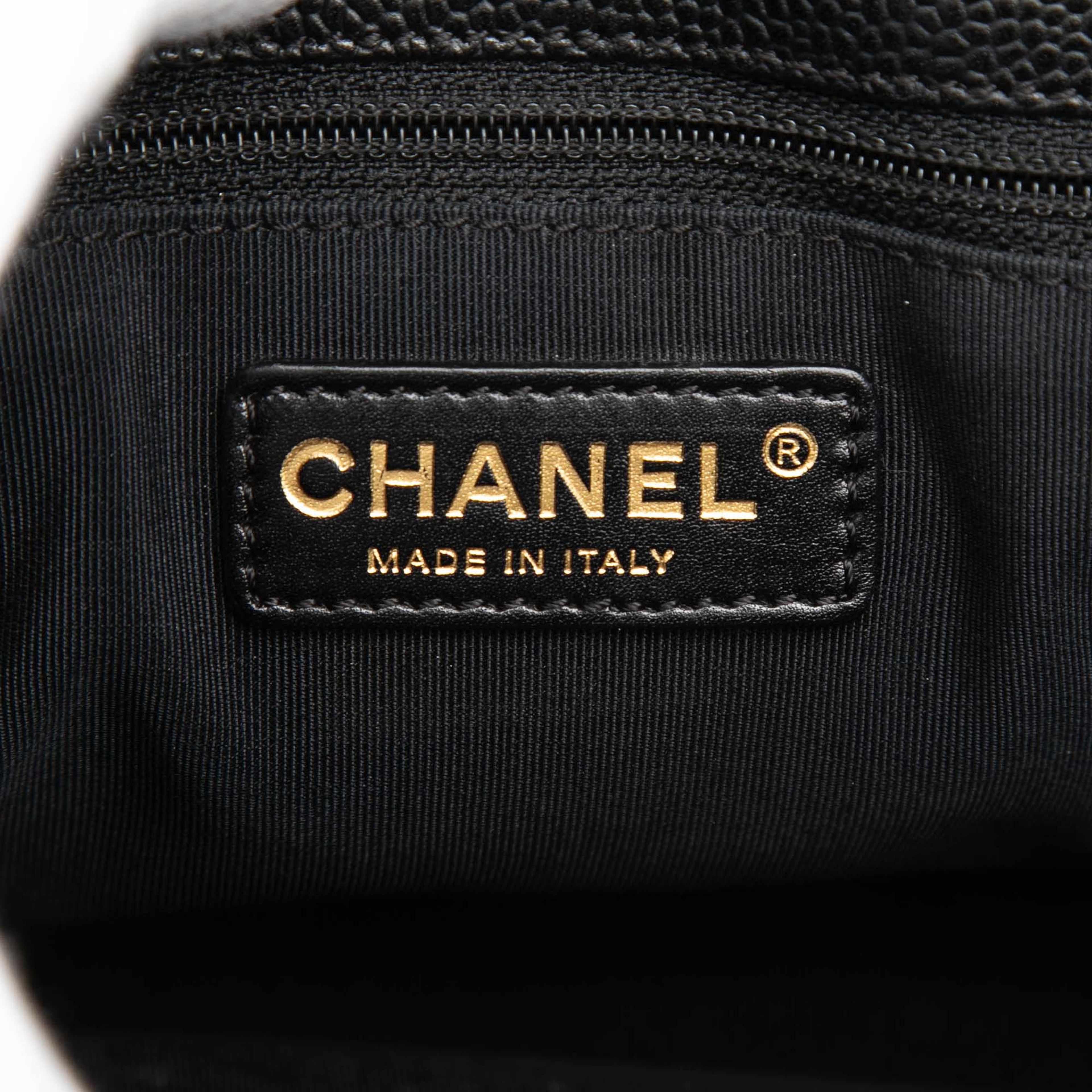 Chanel Caviar Grand Shopping Tote, från Luxclusif, i färgen black. Klicka för att öppna bilden i stort format