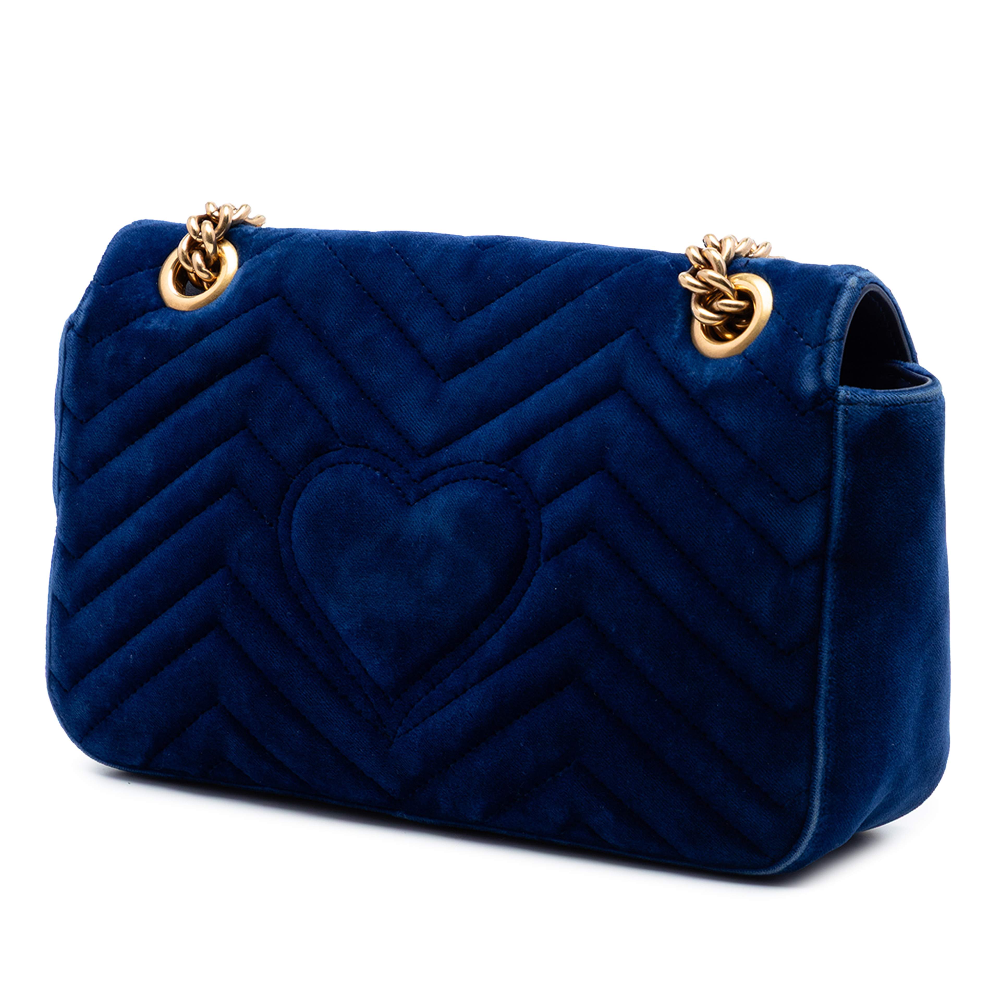 Gucci Medium Gg Marmont Matelasse Velvet Shoulder Bag, från Luxclusif, i färgen dark blue. Klicka för att öppna bilden i stort format