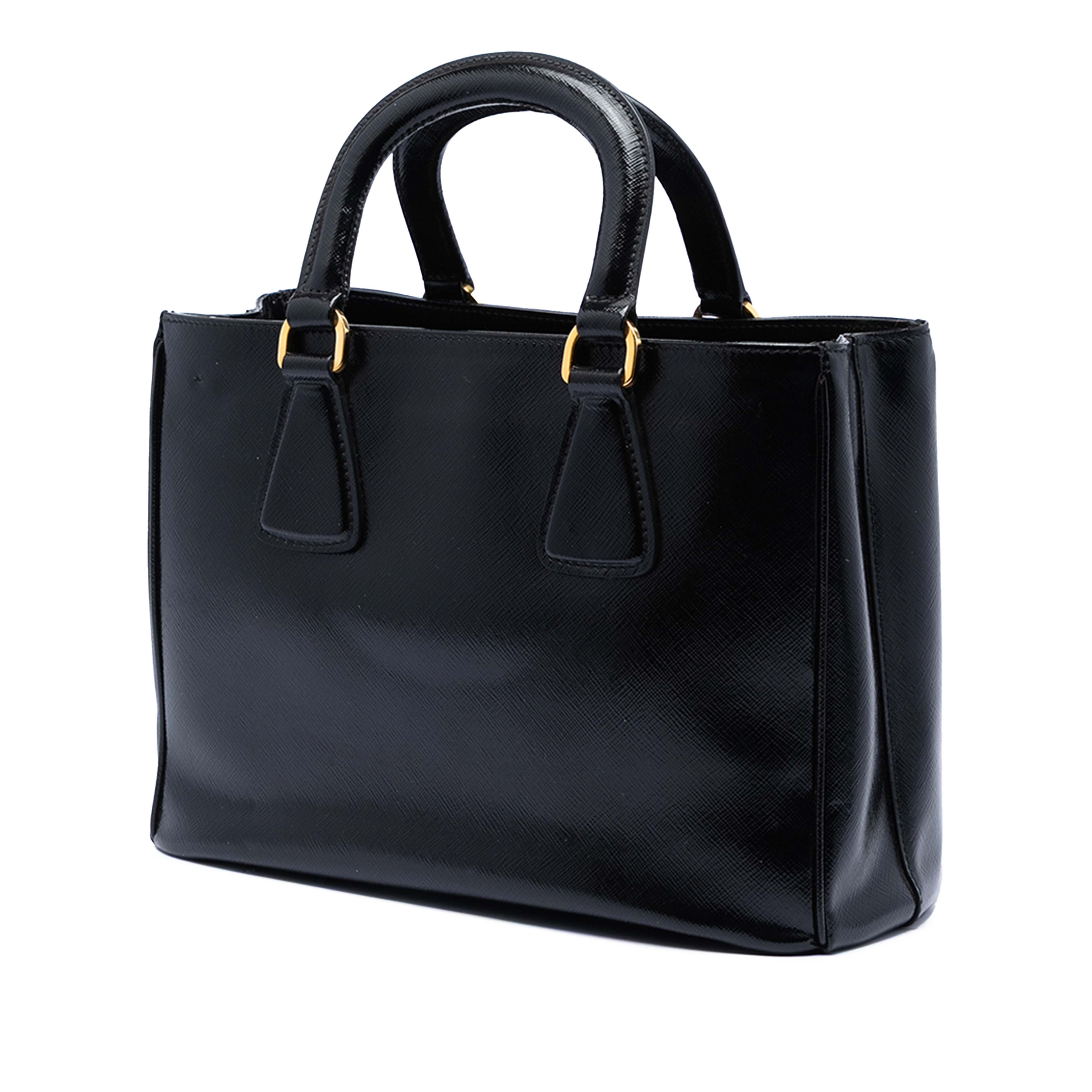Prada Saffiano Vernice Top Handle Bag, från Luxclusif, i färgen svart. Klicka för att öppna bilden i stort format
