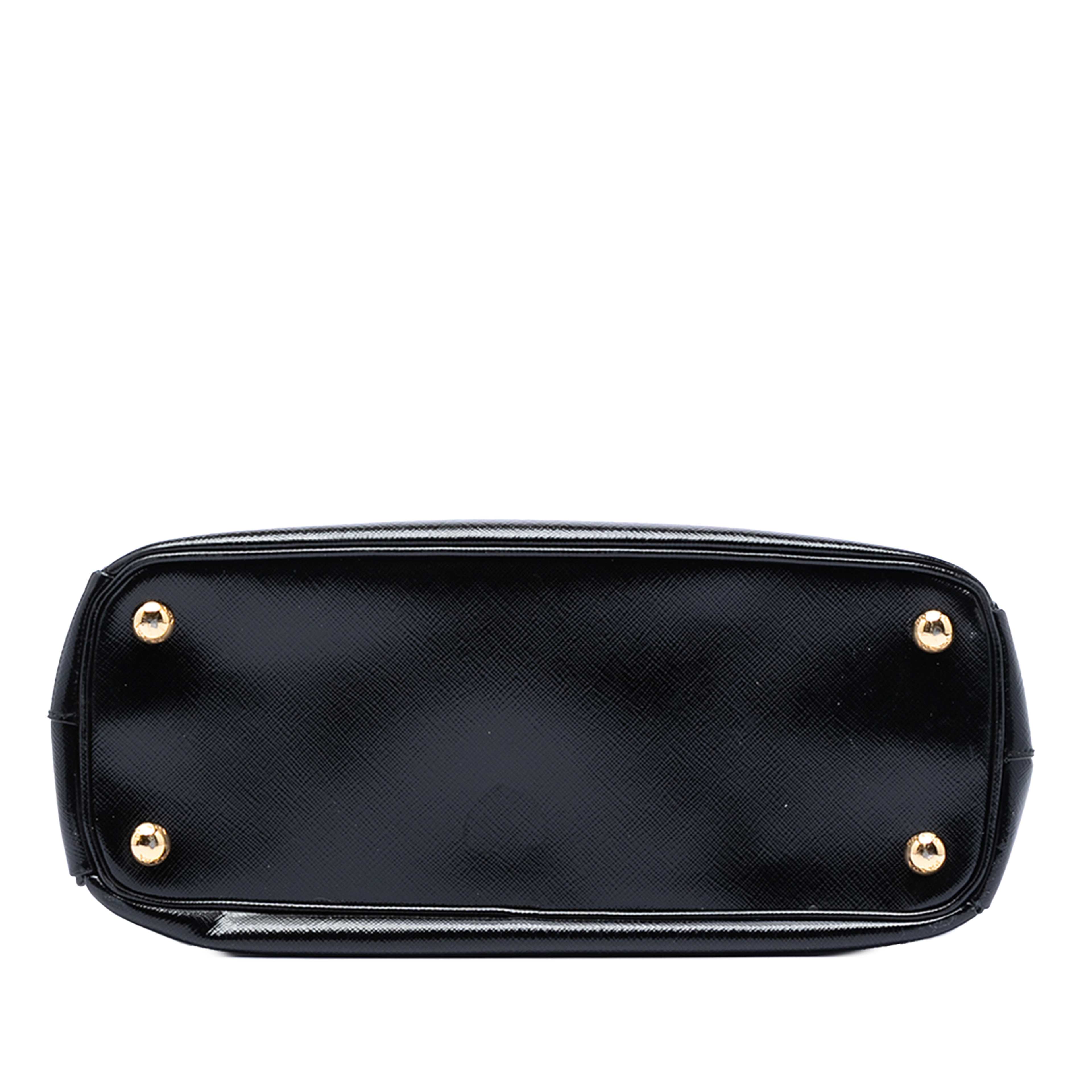 Prada Saffiano Vernice Top Handle Bag, från Luxclusif, i färgen svart. Klicka för att öppna bilden i stort format