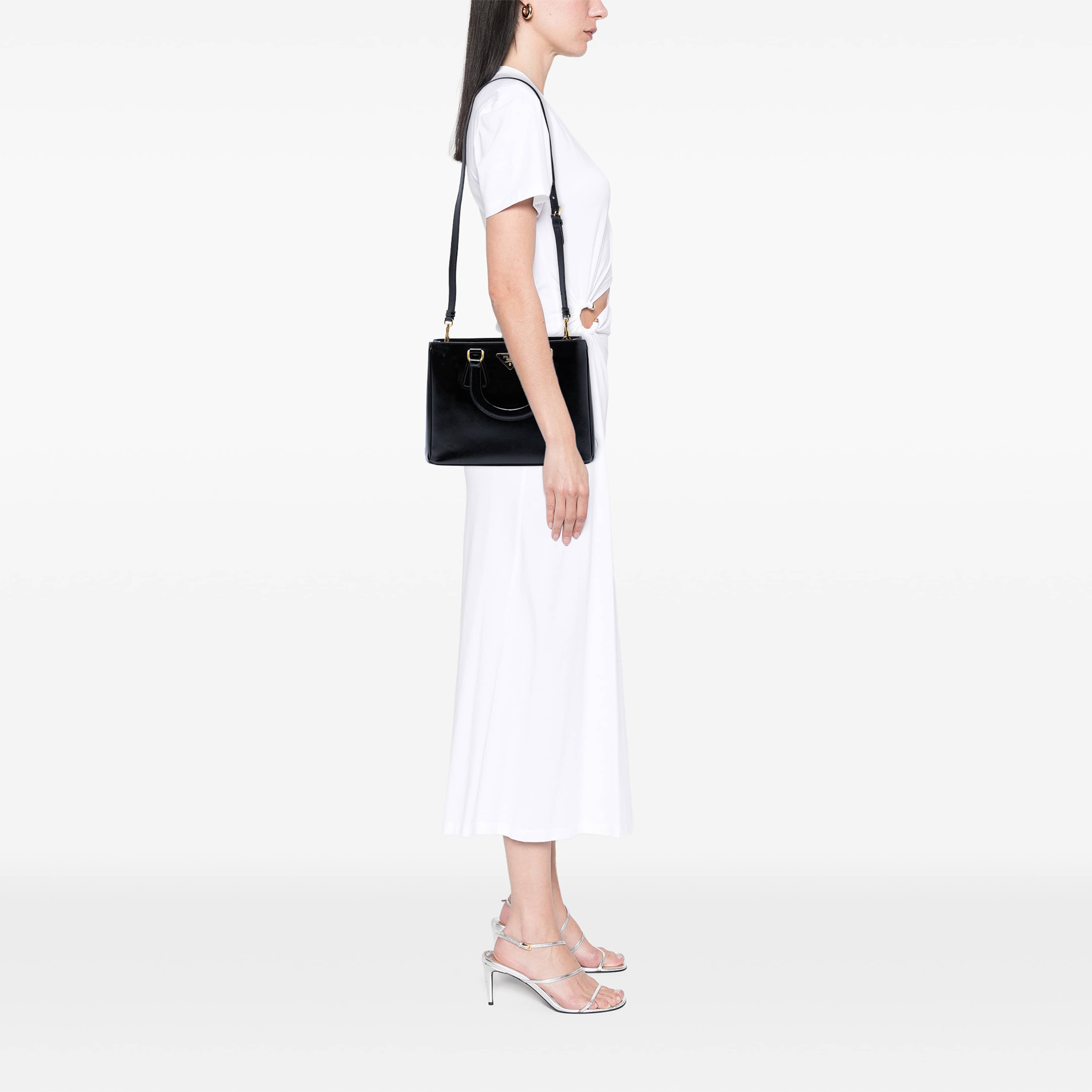 Prada Saffiano Vernice Top Handle Bag, från Luxclusif, i färgen svart. Klicka för att öppna bilden i stort format