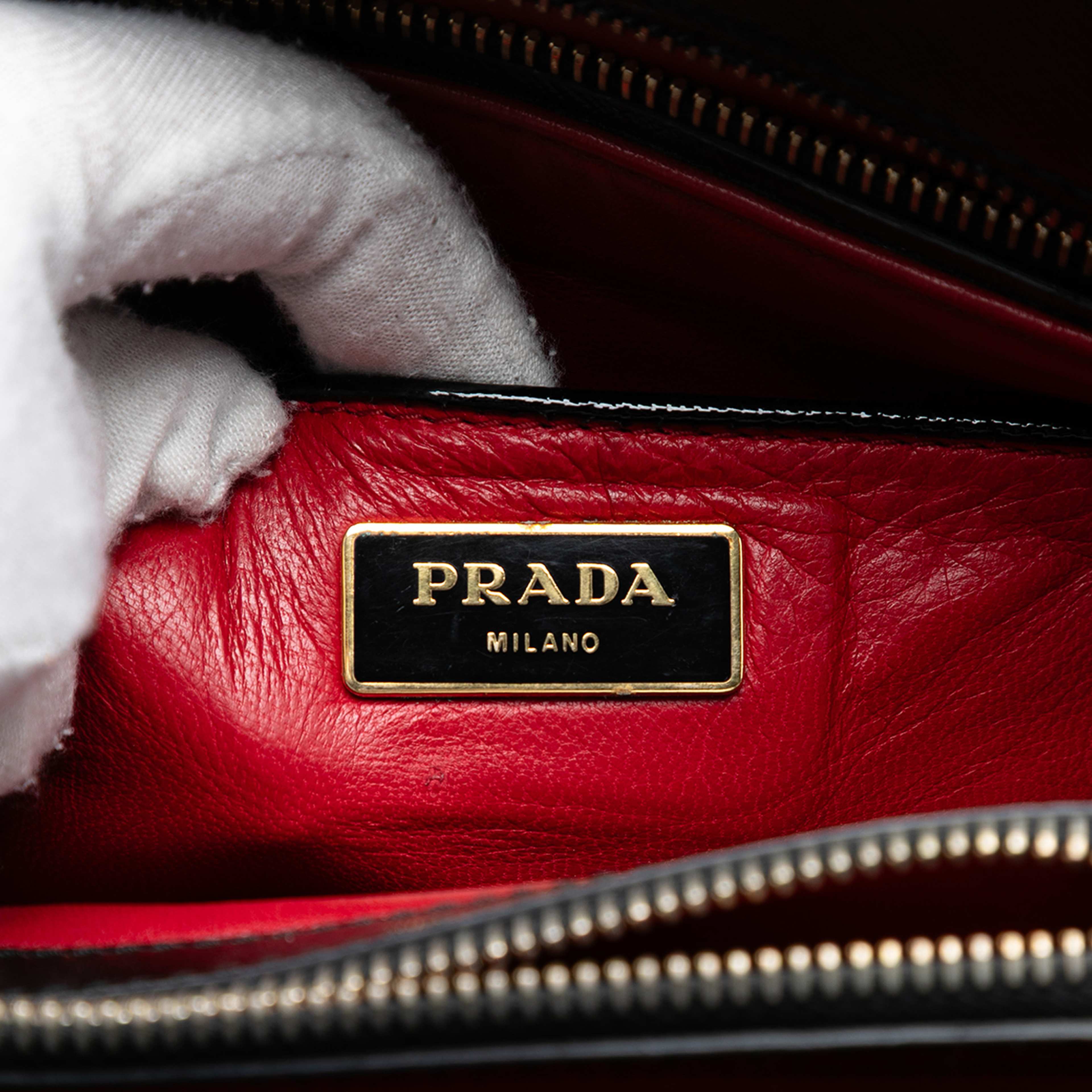 Prada Saffiano Vernice Top Handle Bag, från Luxclusif, i färgen svart. Klicka för att öppna bilden i stort format
