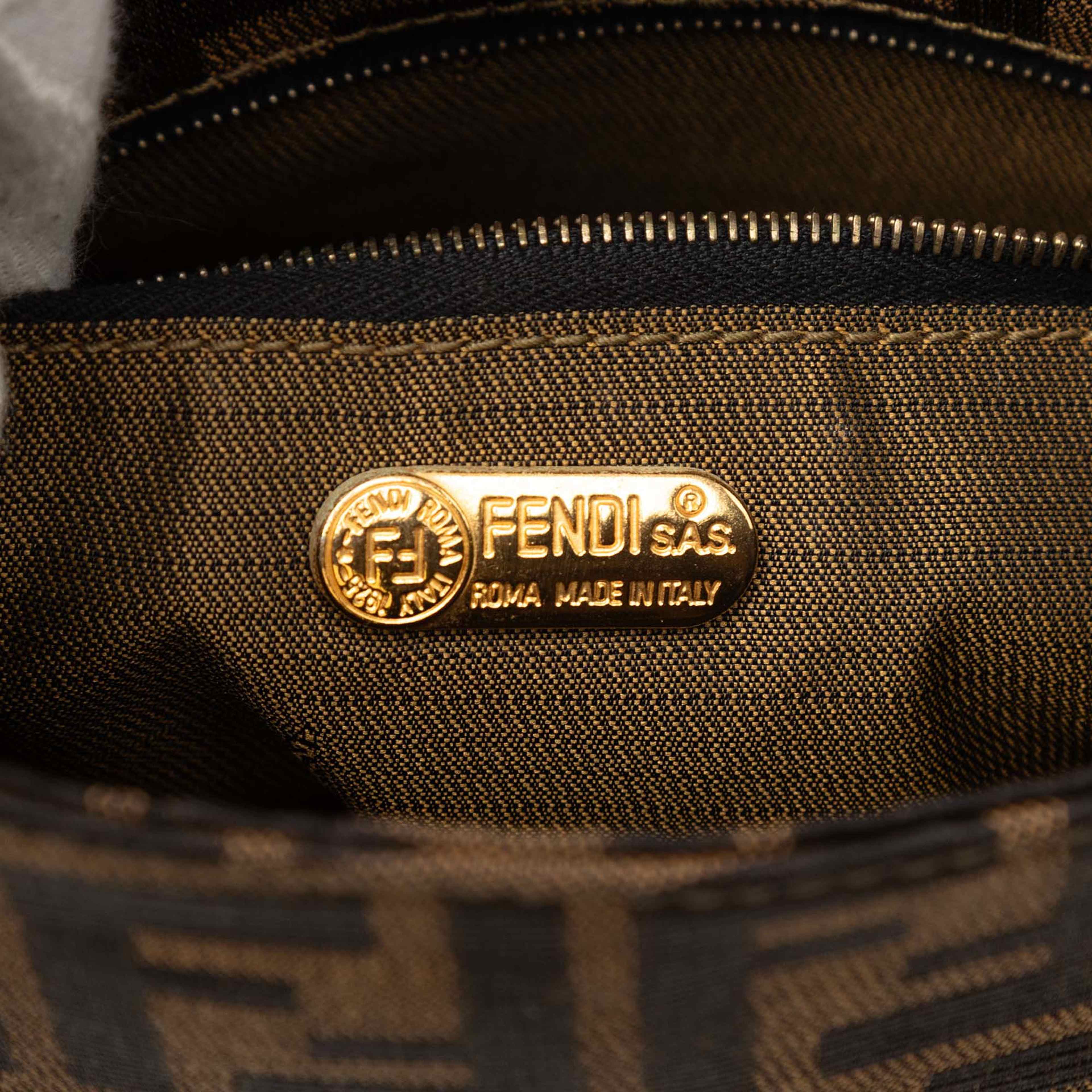 Fendi Zucca Canvas Shoulder Bag, från Luxclusif, i färgen brown. Klicka för att öppna bilden i stort format