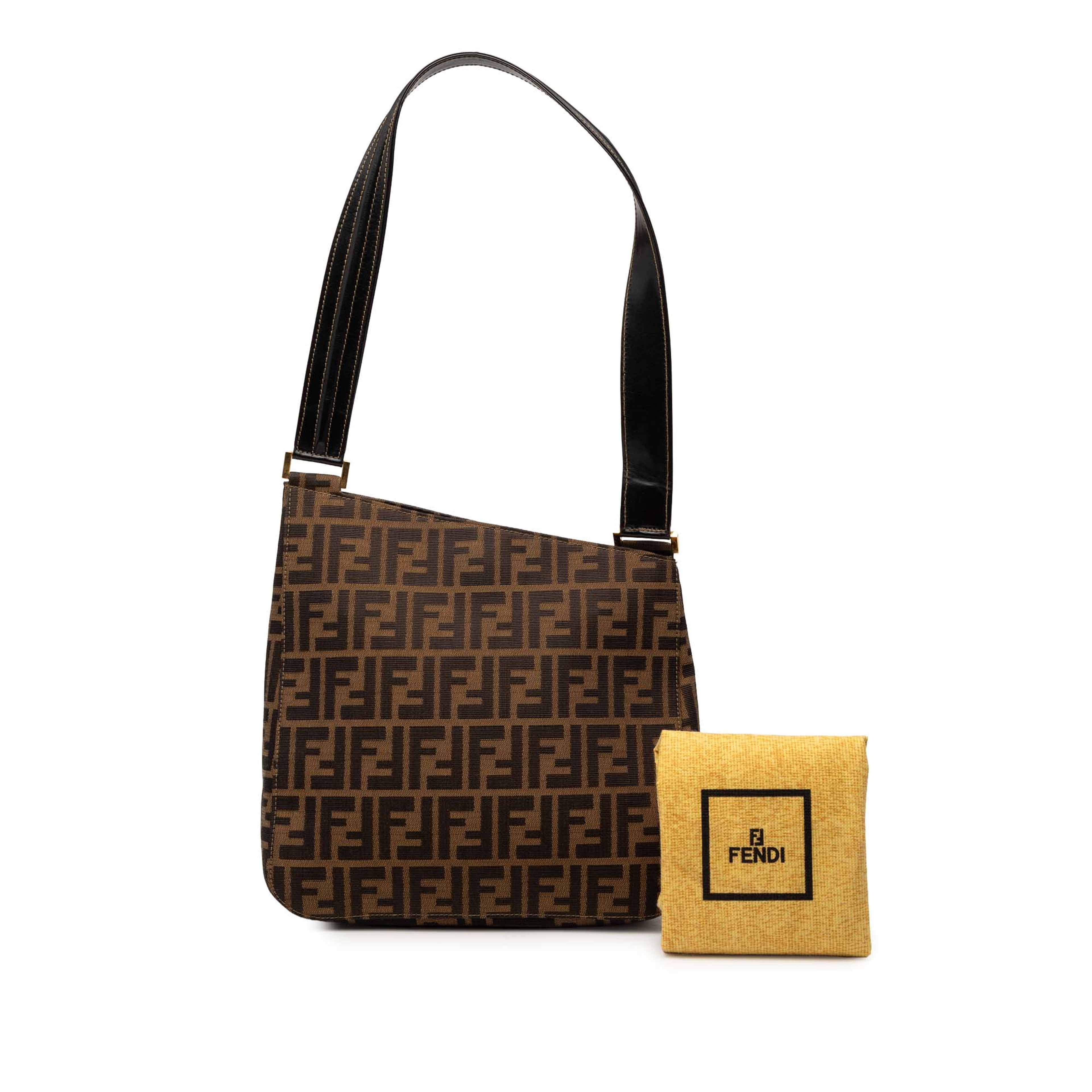 Fendi Zucca Canvas Shoulder Bag, från Luxclusif, i färgen brun. Klicka för att öppna bilden i stort format