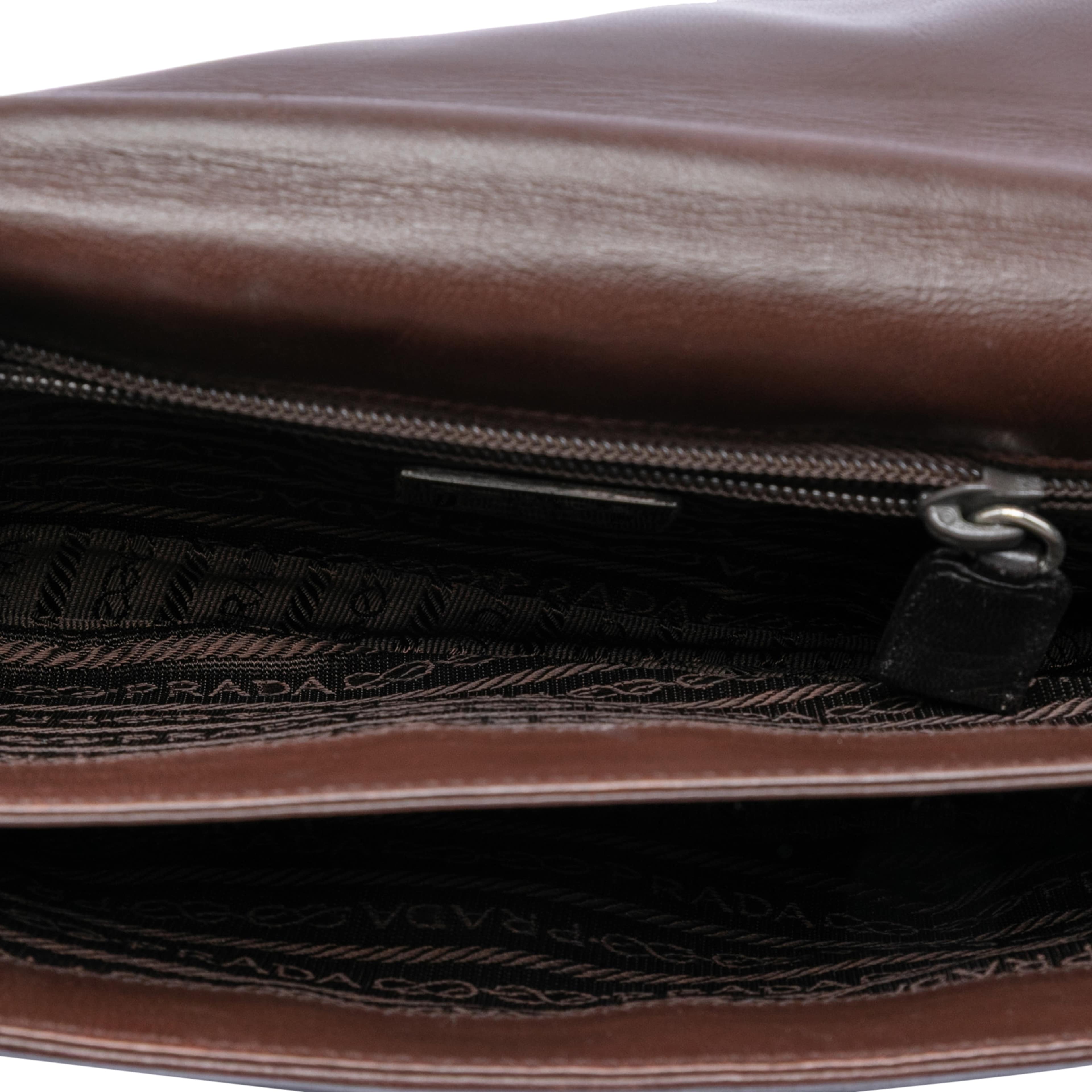 Prada Vitello City Resin Chain Crossbody, från Luxclusif, i färgen dark brown. Klicka för att öppna bilden i stort format