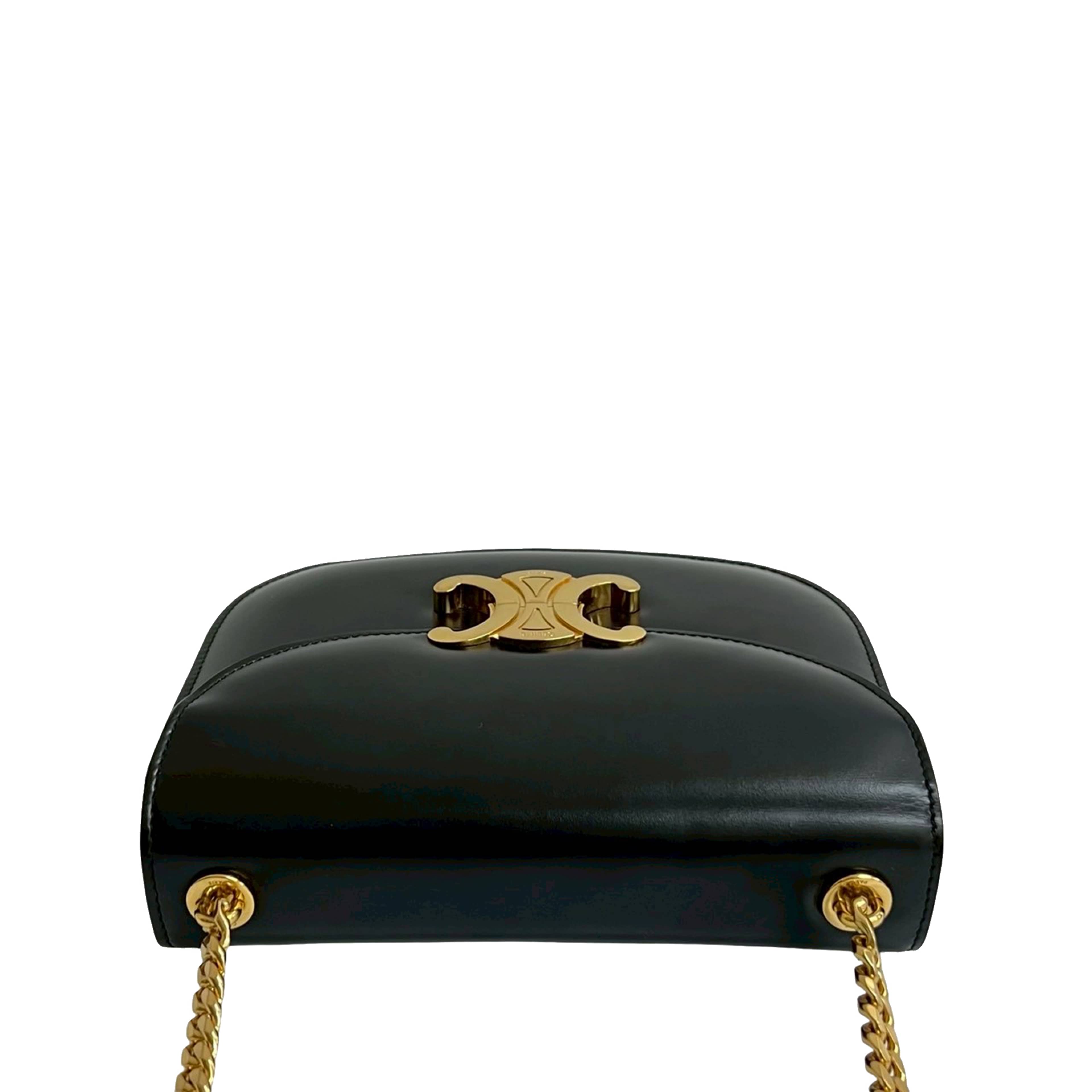 Celine Teen Shiny Calfskin Triomphe Besace Clea Chain Crossbody, från Luxclusif, i färgen svart. Klicka för att öppna bilden i stort format