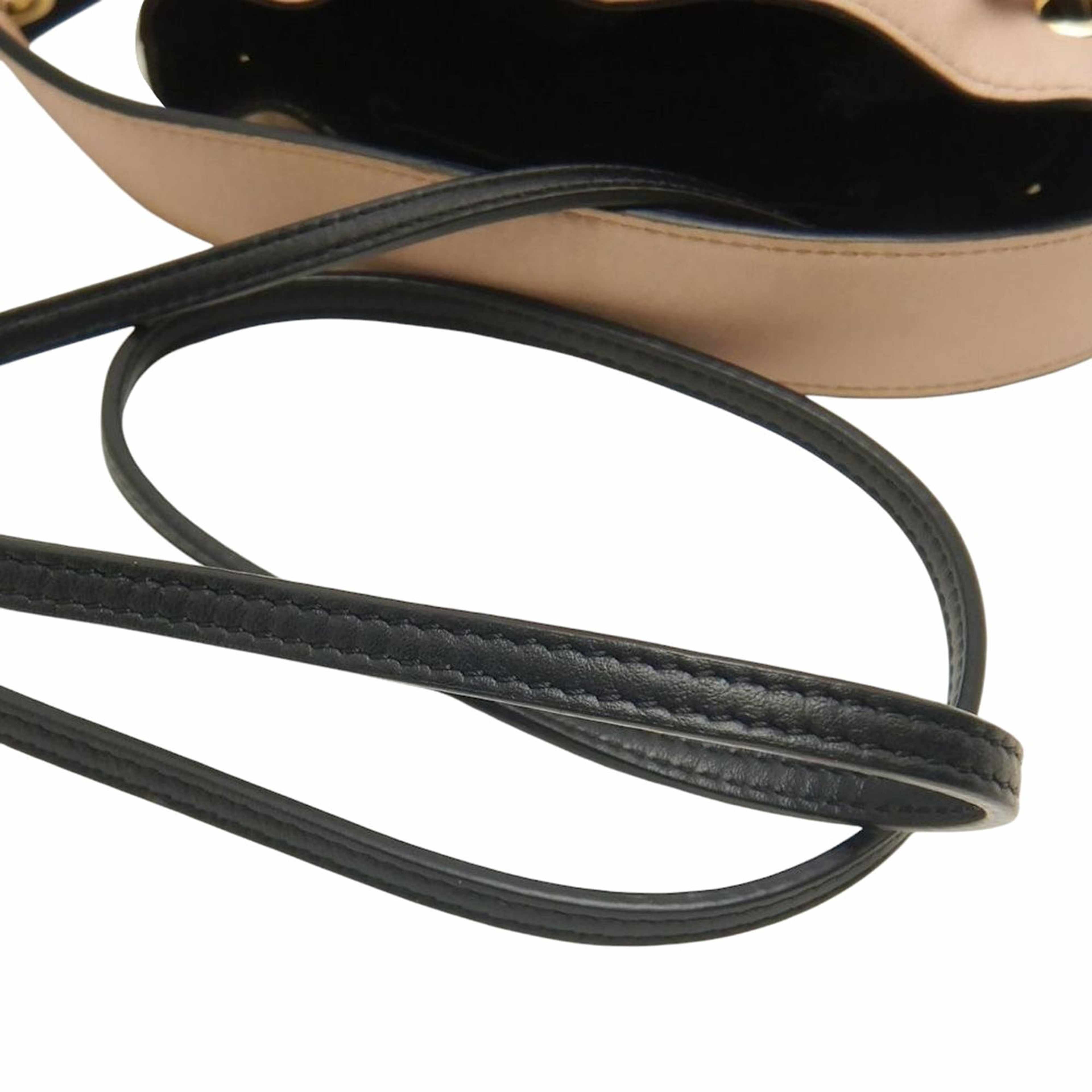 Fendi Mini Calfskin Mon Tresor Bucket Bag, från Luxclusif, i färgen brun. Klicka för att öppna bilden i stort format