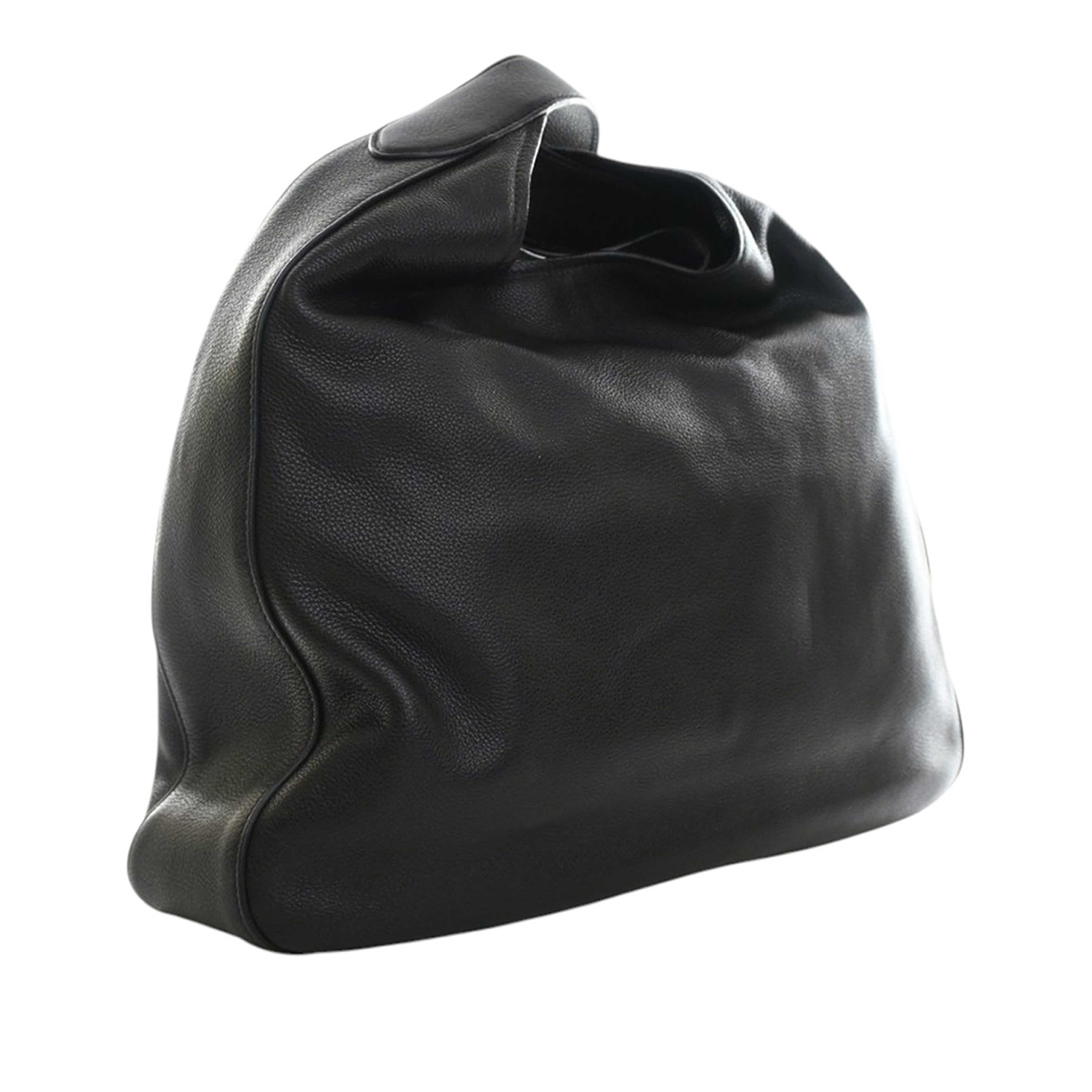 Prada Vitello Corsica Pocket Hobo, från Luxclusif, i färgen black. Klicka för att öppna bilden i stort format