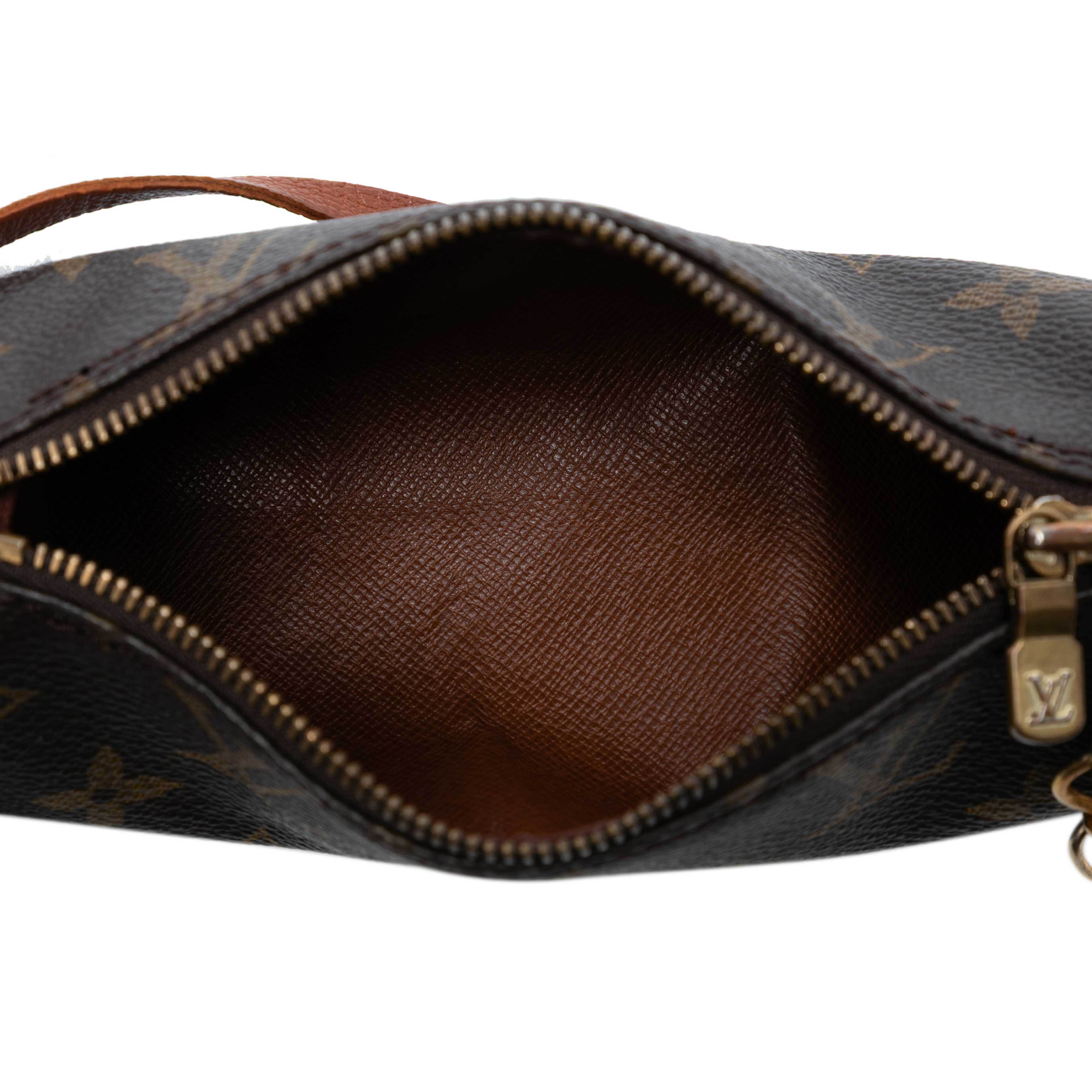 Louis Vuitton Monogram Papillon Pochette, från Luxclusif, i färgen brown. Klicka för att öppna bilden i stort format