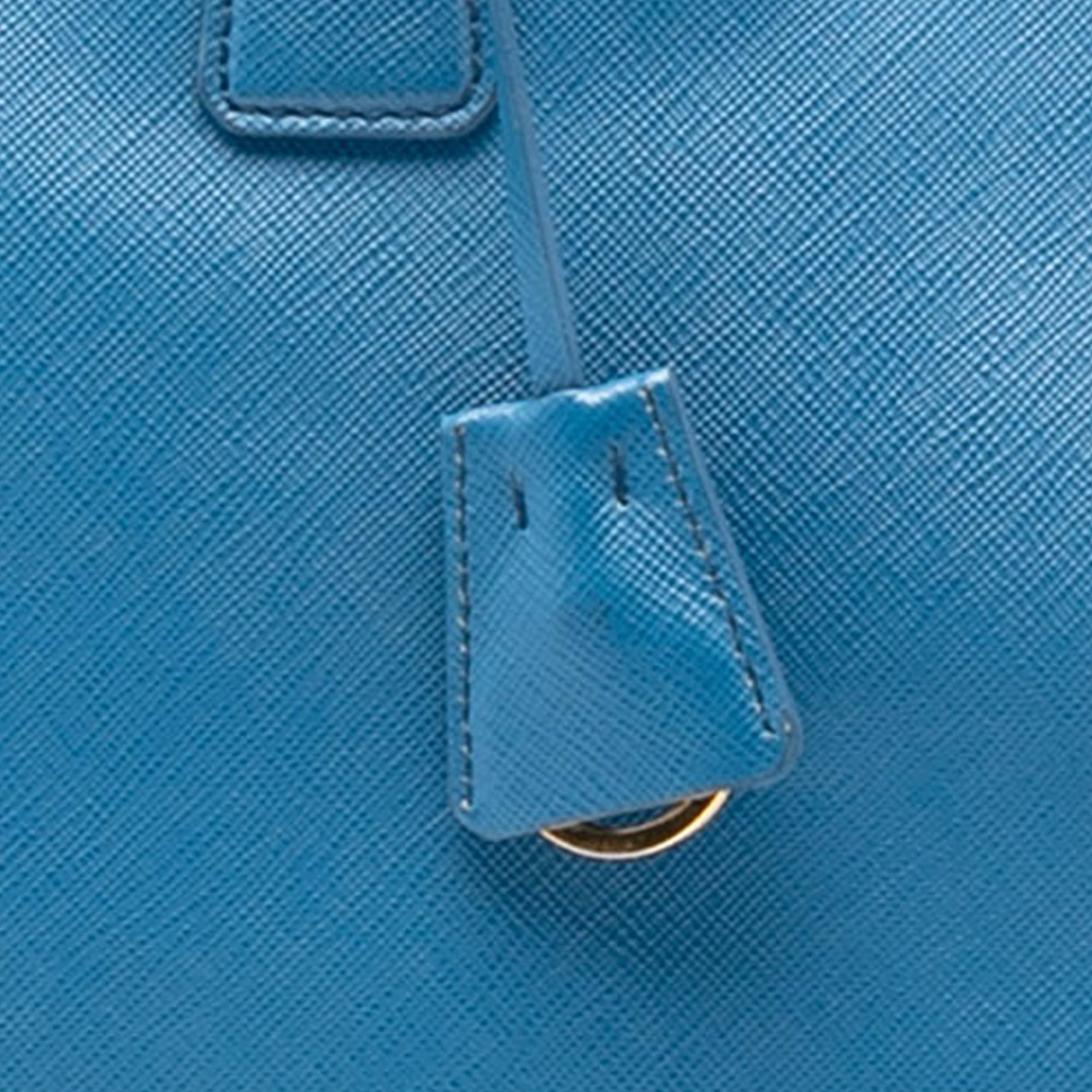 Prada Large Saffiano Lux Galleria Double Zip Satchel, från Luxclusif, i färgen blå. Klicka för att öppna bilden i stort format