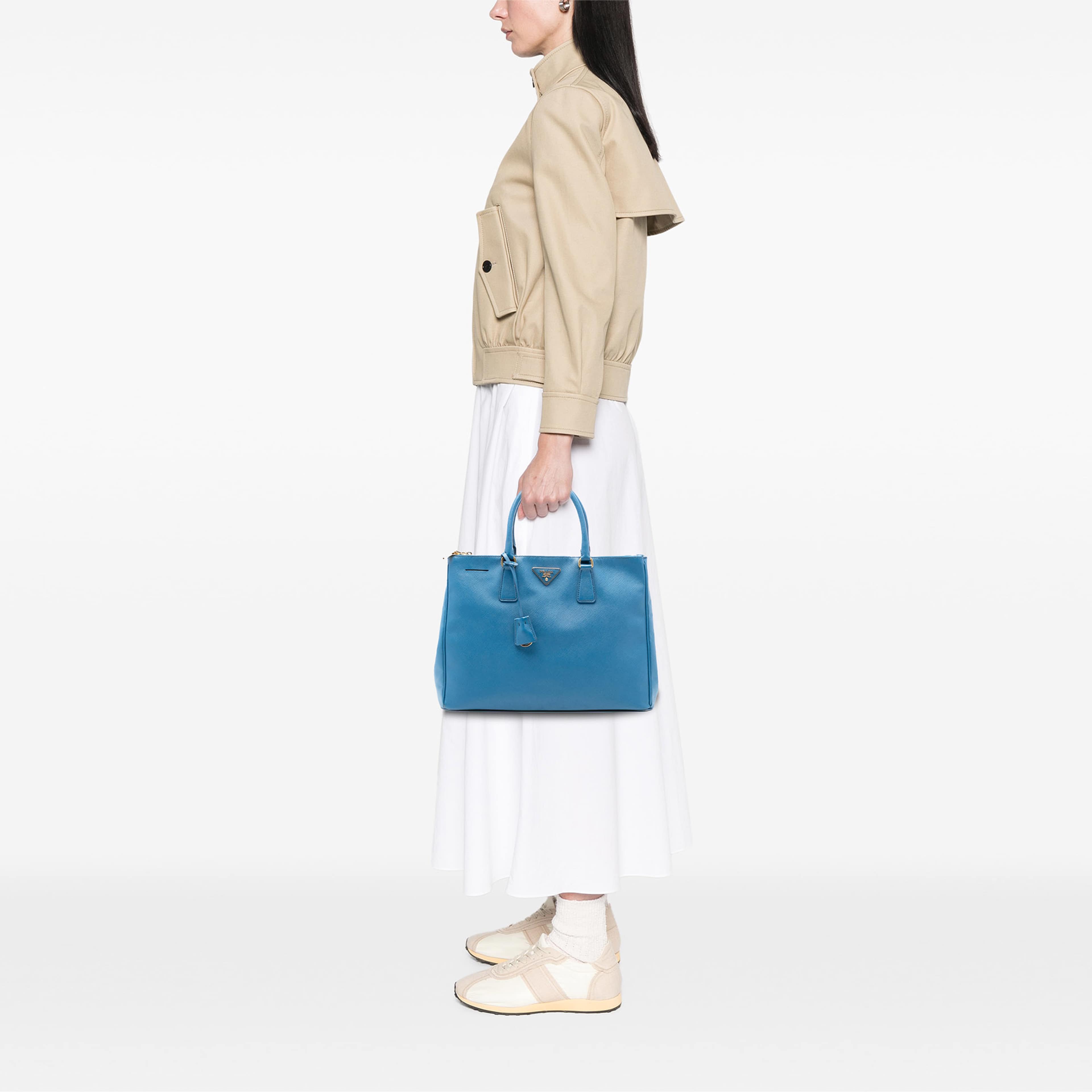 Prada Large Saffiano Lux Galleria Double Zip Satchel, från Luxclusif, i färgen blå. Klicka för att öppna bilden i stort format