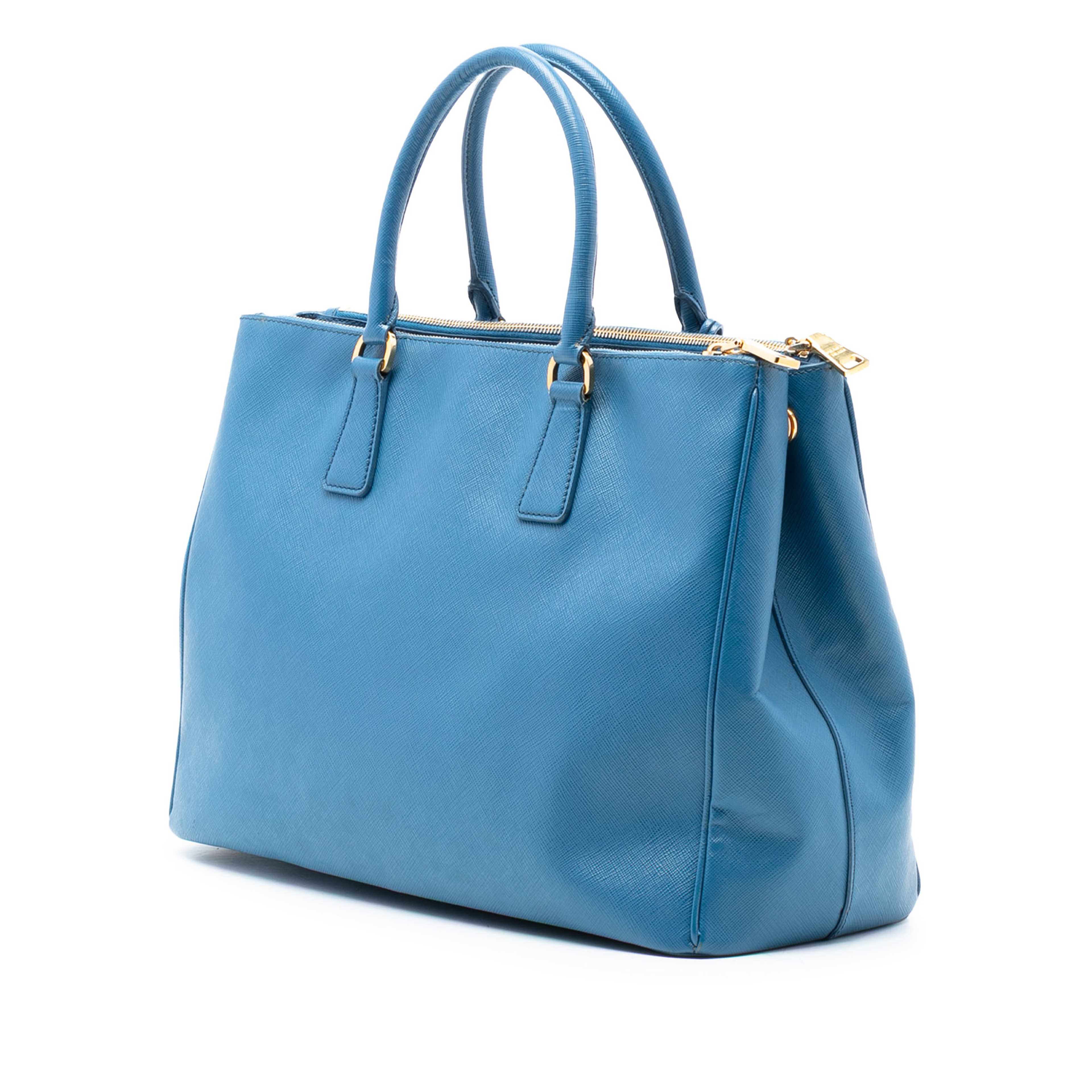 Prada Large Saffiano Lux Galleria Double Zip Satchel, från Luxclusif, i färgen blå. Klicka för att öppna bilden i stort format