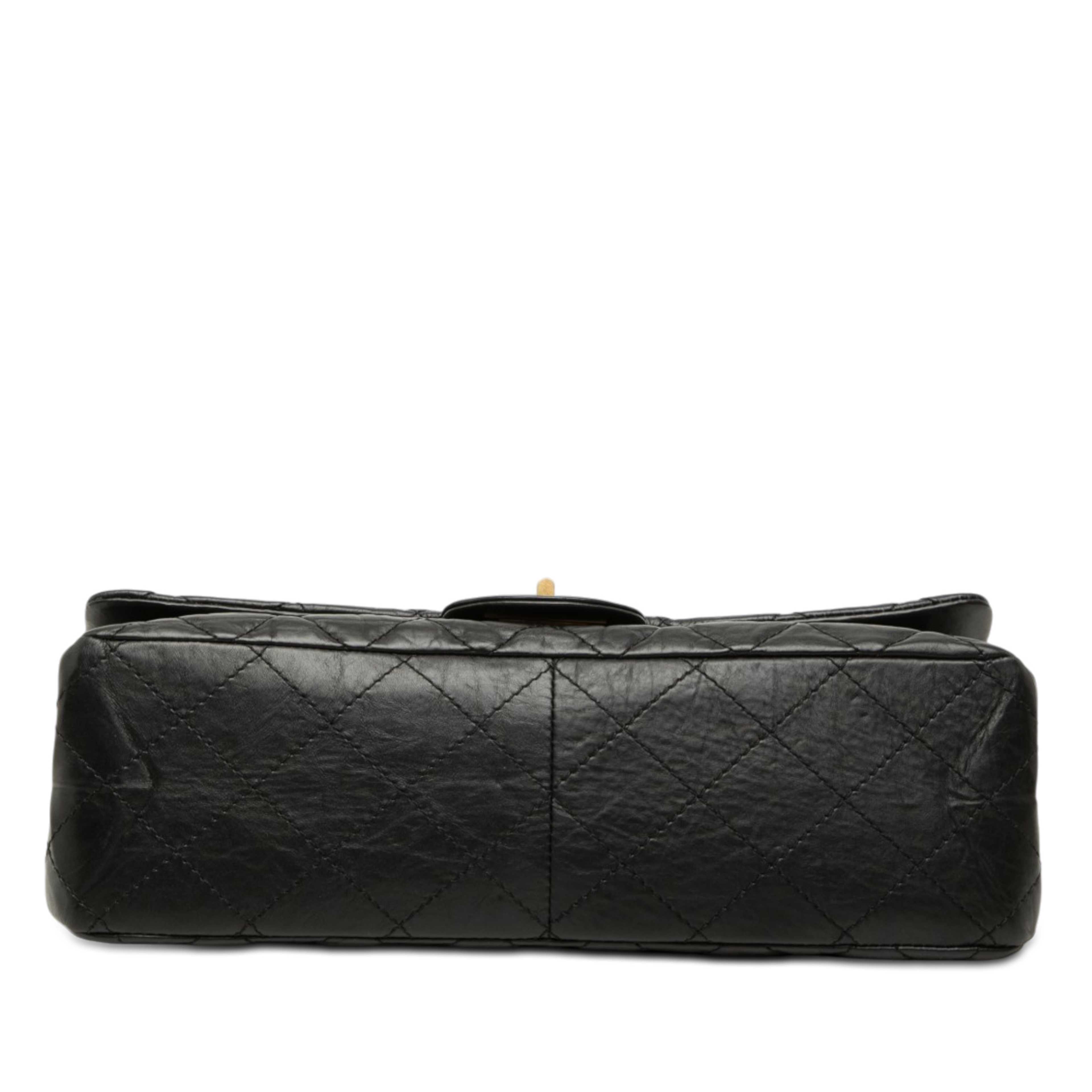 Chanel Quilted Aged Calfskin Reissue 2.55 Double Flap 227, från Luxclusif, i färgen svart. Klicka för att öppna bilden i stort format