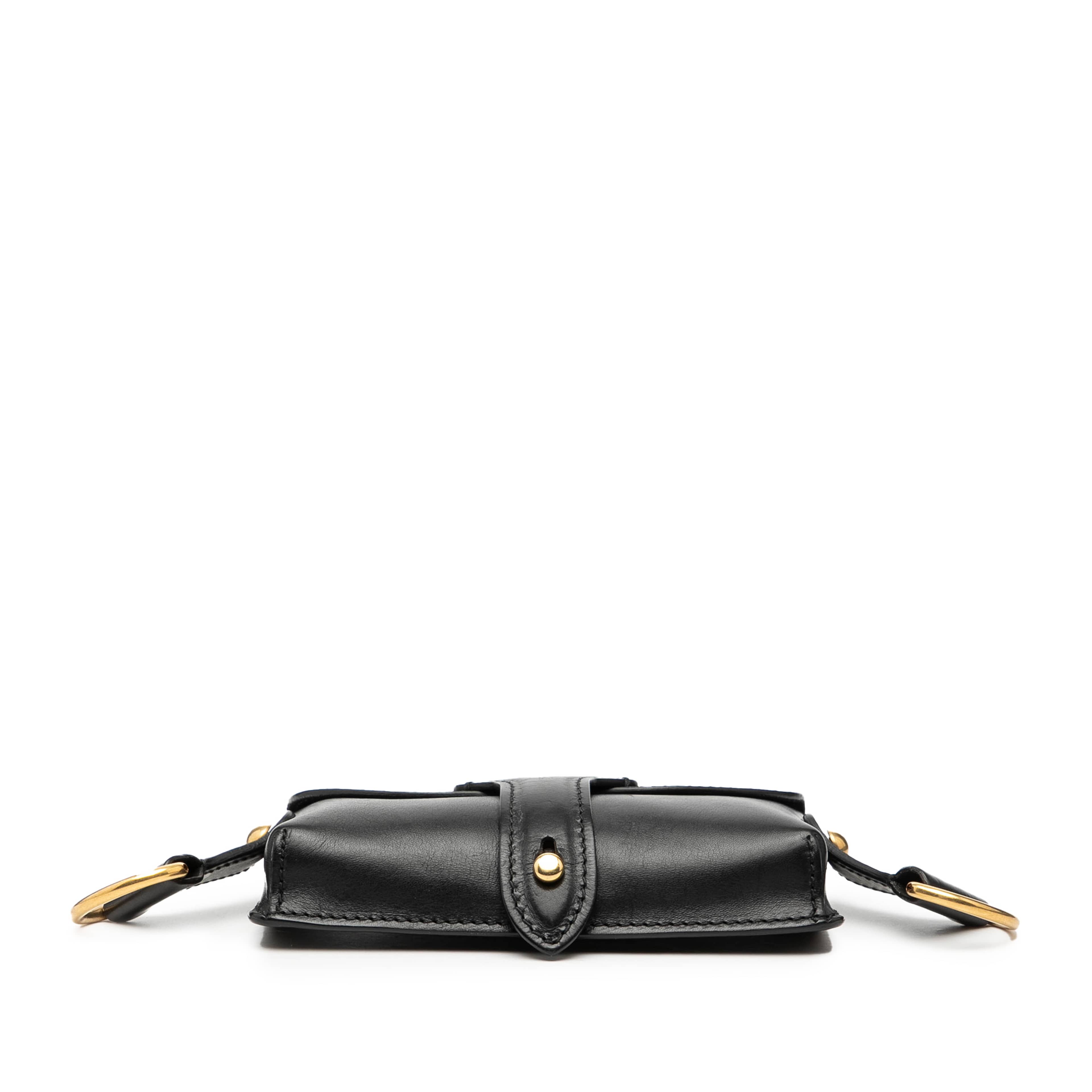 Dior Mini Leather D Bee Saddle Bag, från Luxclusif, i färgen black. Klicka för att öppna bilden i stort format