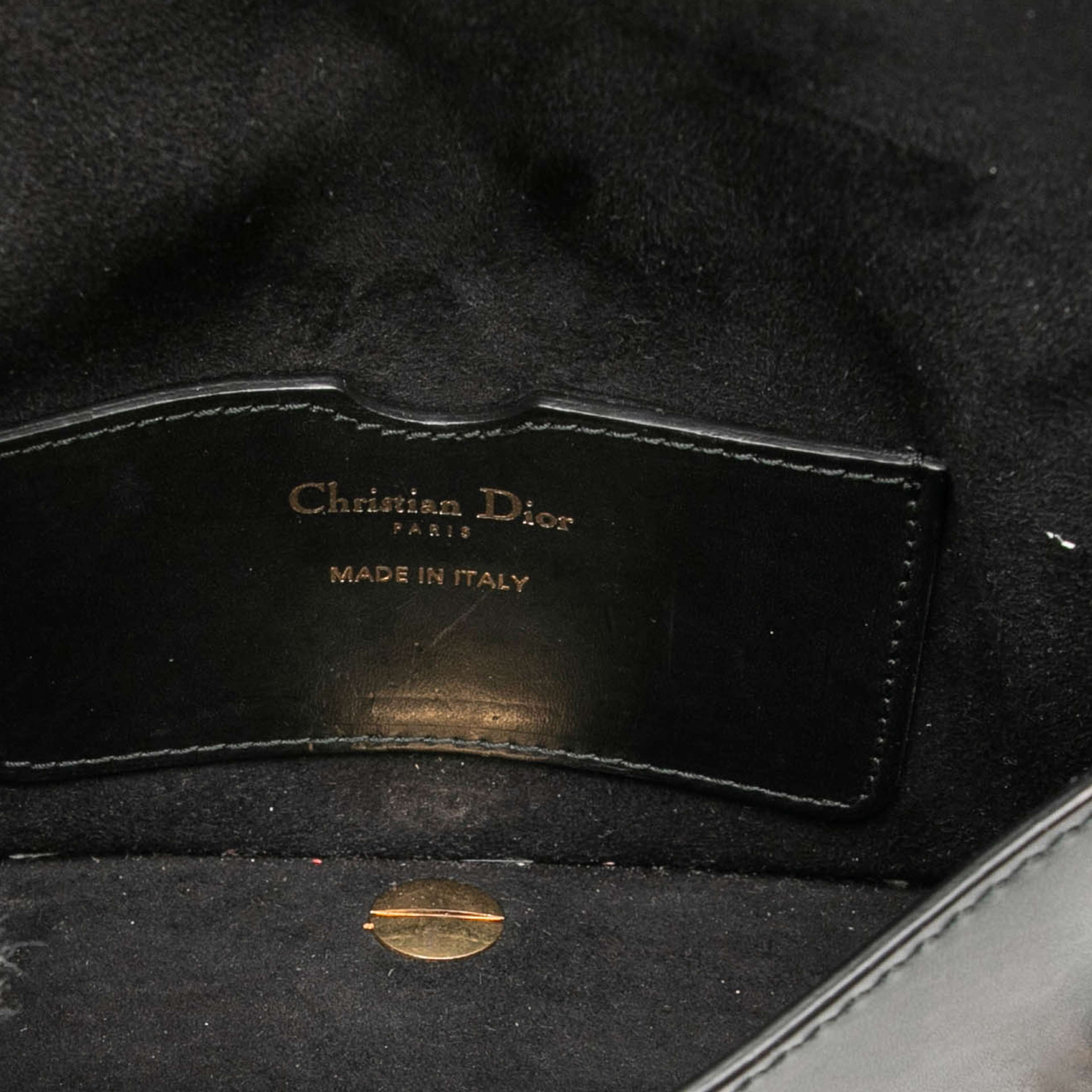 Dior Mini Leather D Bee Saddle Bag, från Luxclusif, i färgen black. Klicka för att öppna bilden i stort format