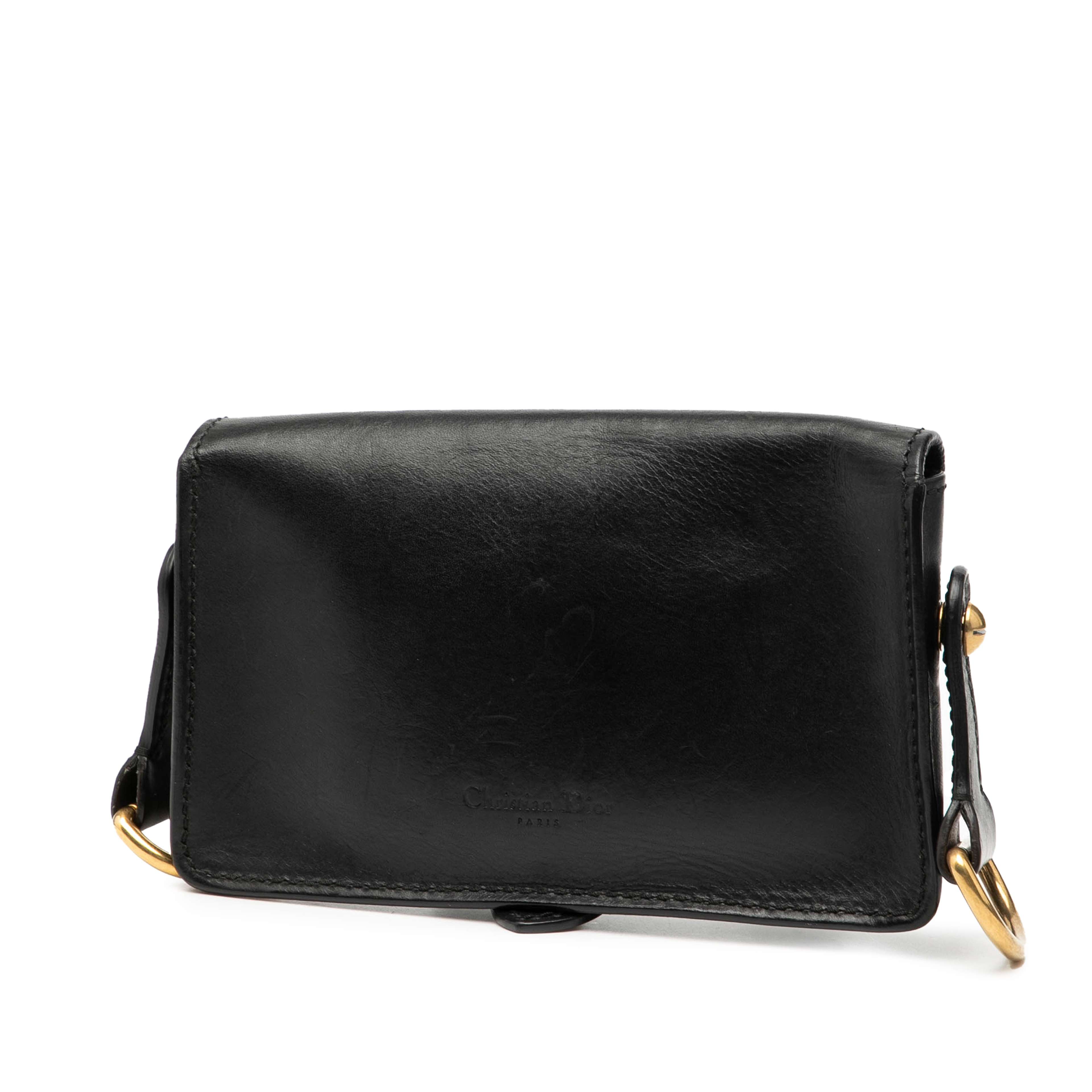 Dior Mini Leather D Bee Saddle Bag, från Luxclusif, i färgen black. Klicka för att öppna bilden i stort format