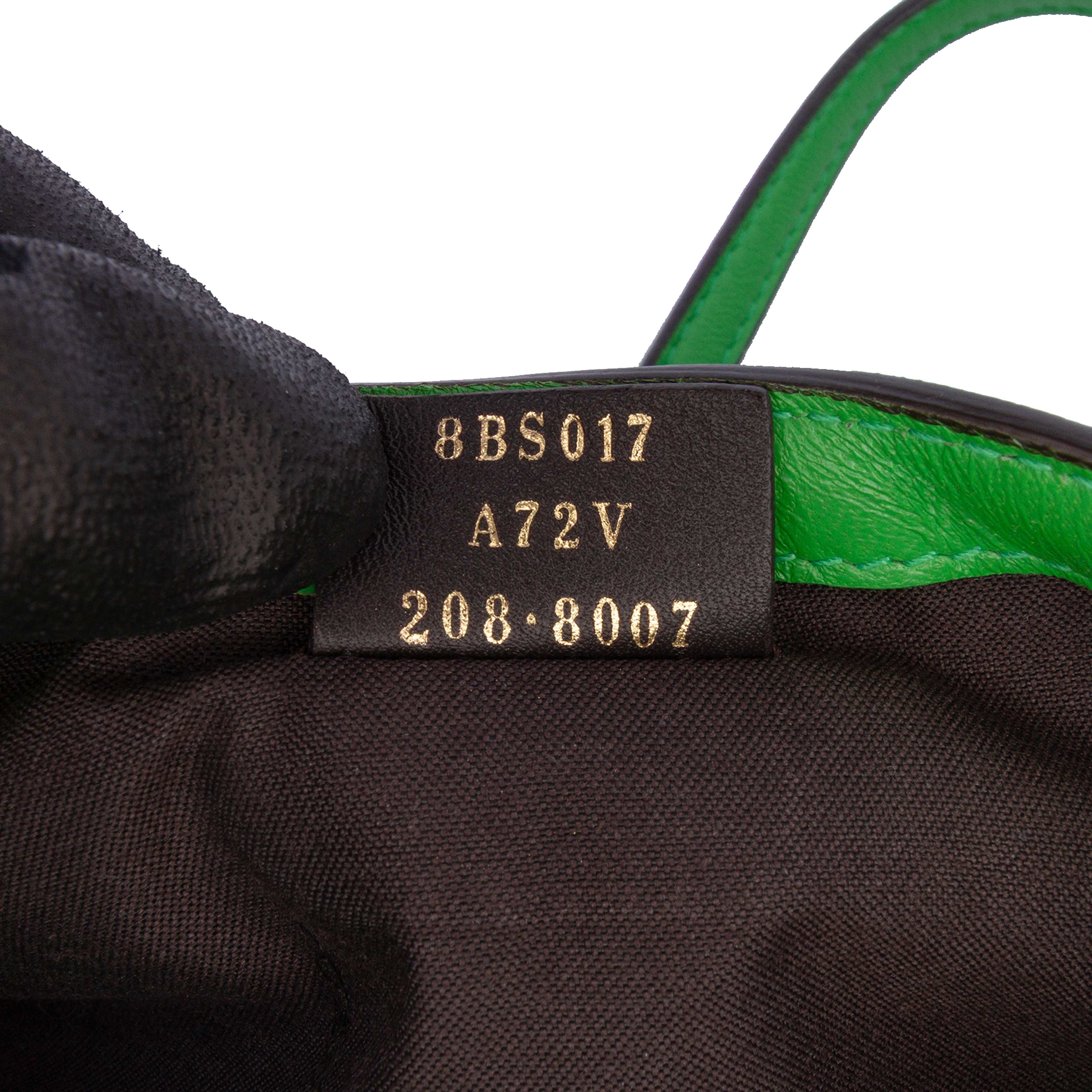 Fendi Mini Zucca Embossed Leather Baguette Satchel, från Luxclusif, i färgen lime. Klicka för att öppna bilden i stort format