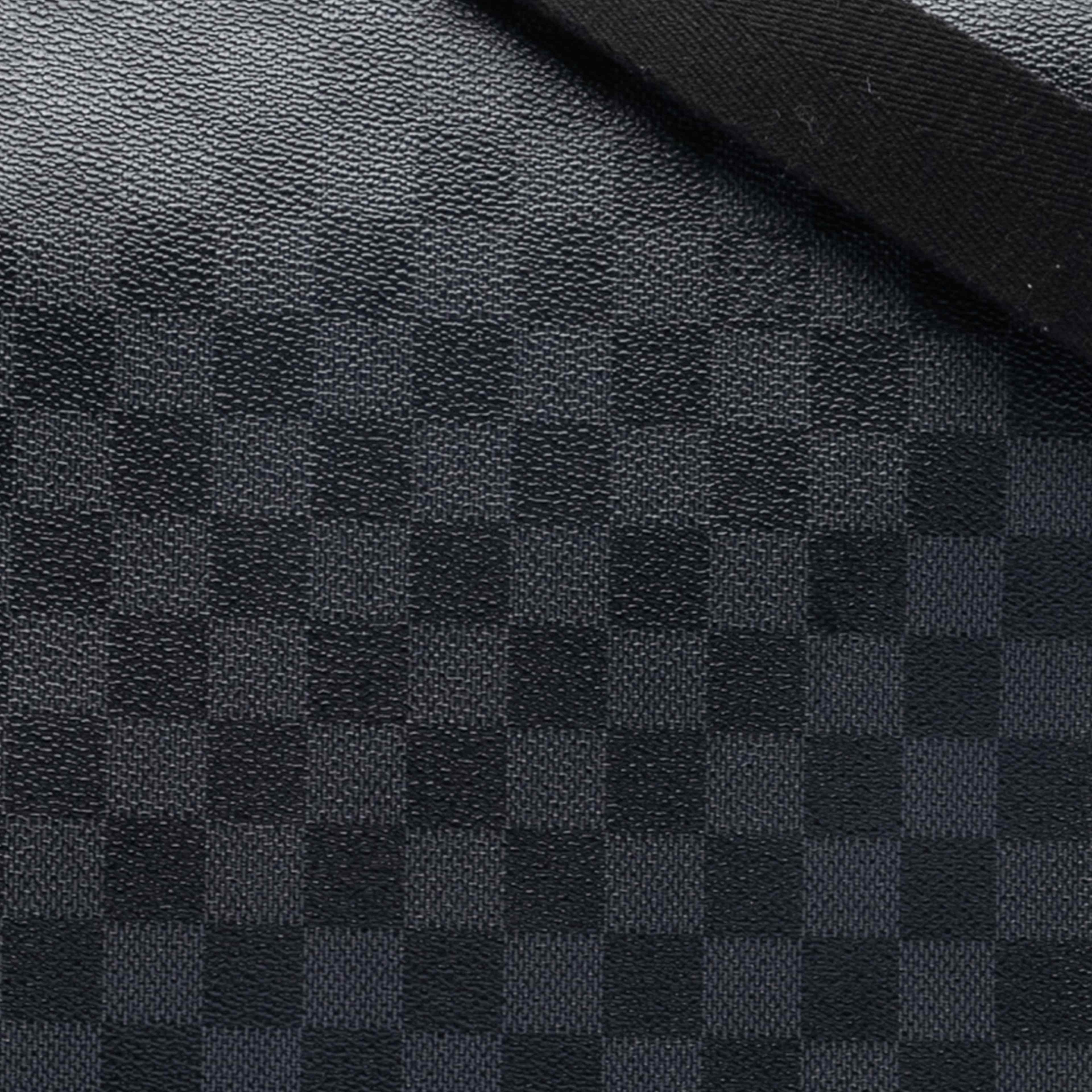 Louis Vuitton Damier Graphite District Mm, från Luxclusif, i färgen black. Klicka för att öppna bilden i stort format