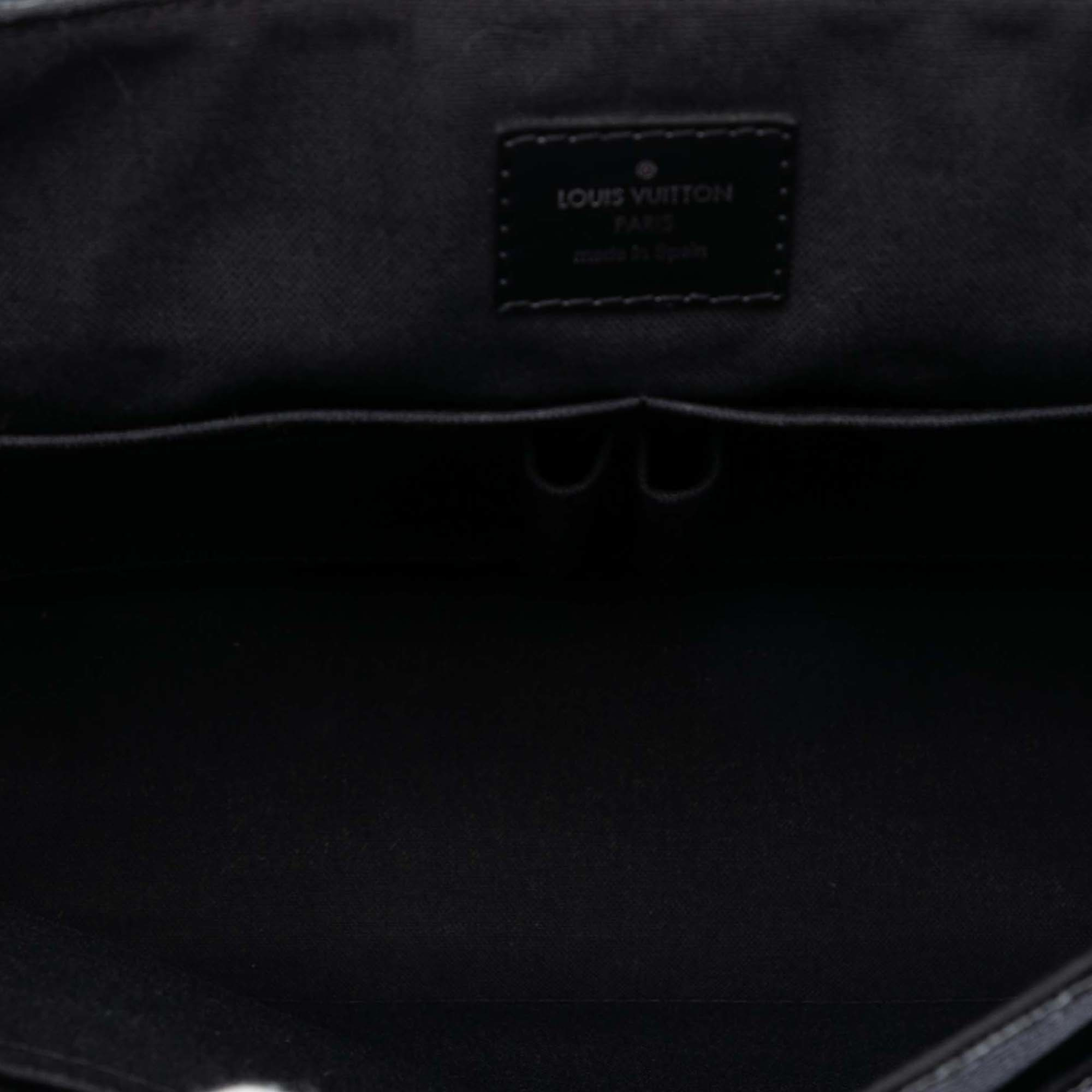 Louis Vuitton Damier Graphite District Mm, från Luxclusif, i färgen black. Klicka för att öppna bilden i stort format