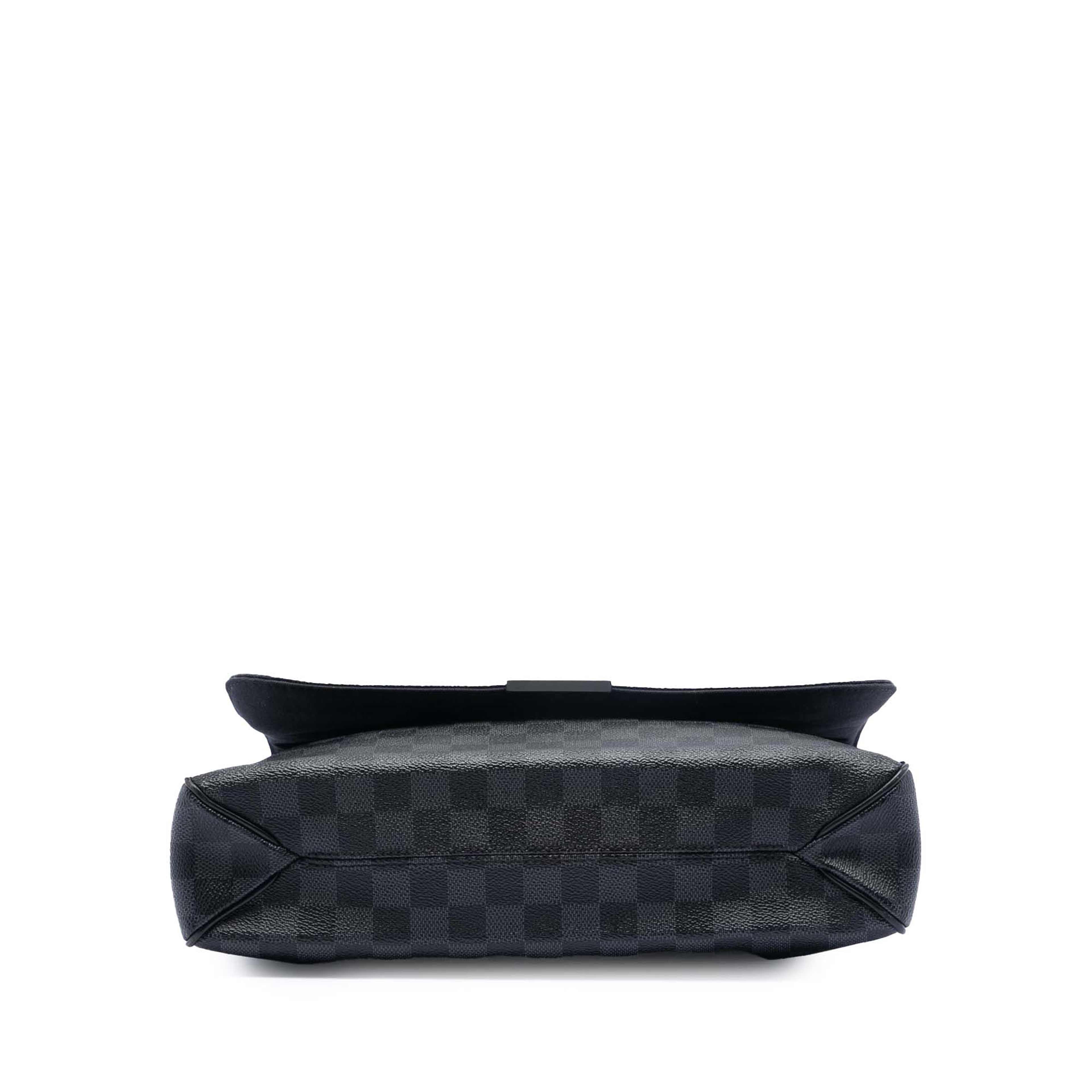 Louis Vuitton Damier Graphite District Mm, från Luxclusif, i färgen black. Klicka för att öppna bilden i stort format