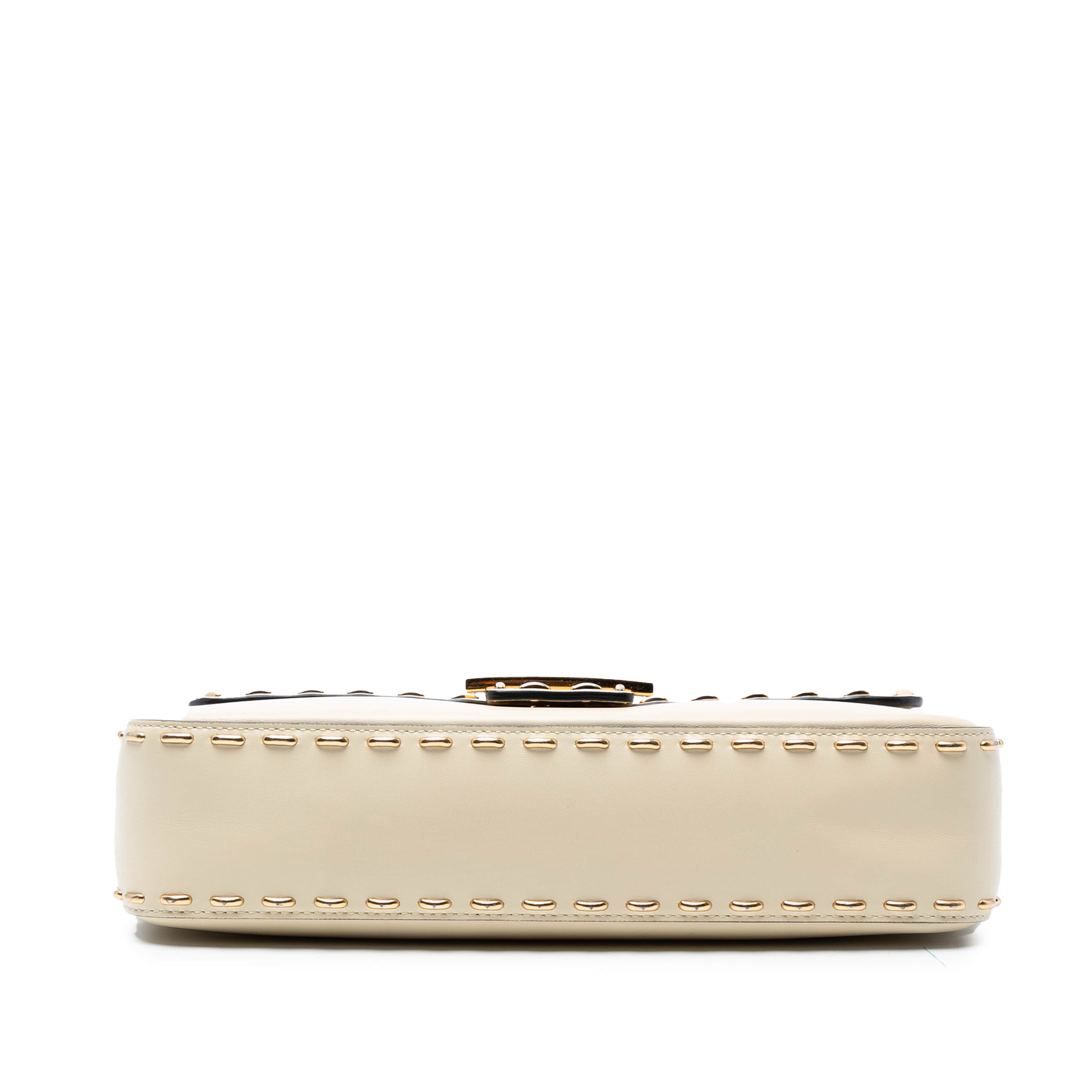 Fendi Leather Metal Stitch Baguette Satchel, från Luxclusif, i färgen light beige. Klicka för att öppna bilden i stort format