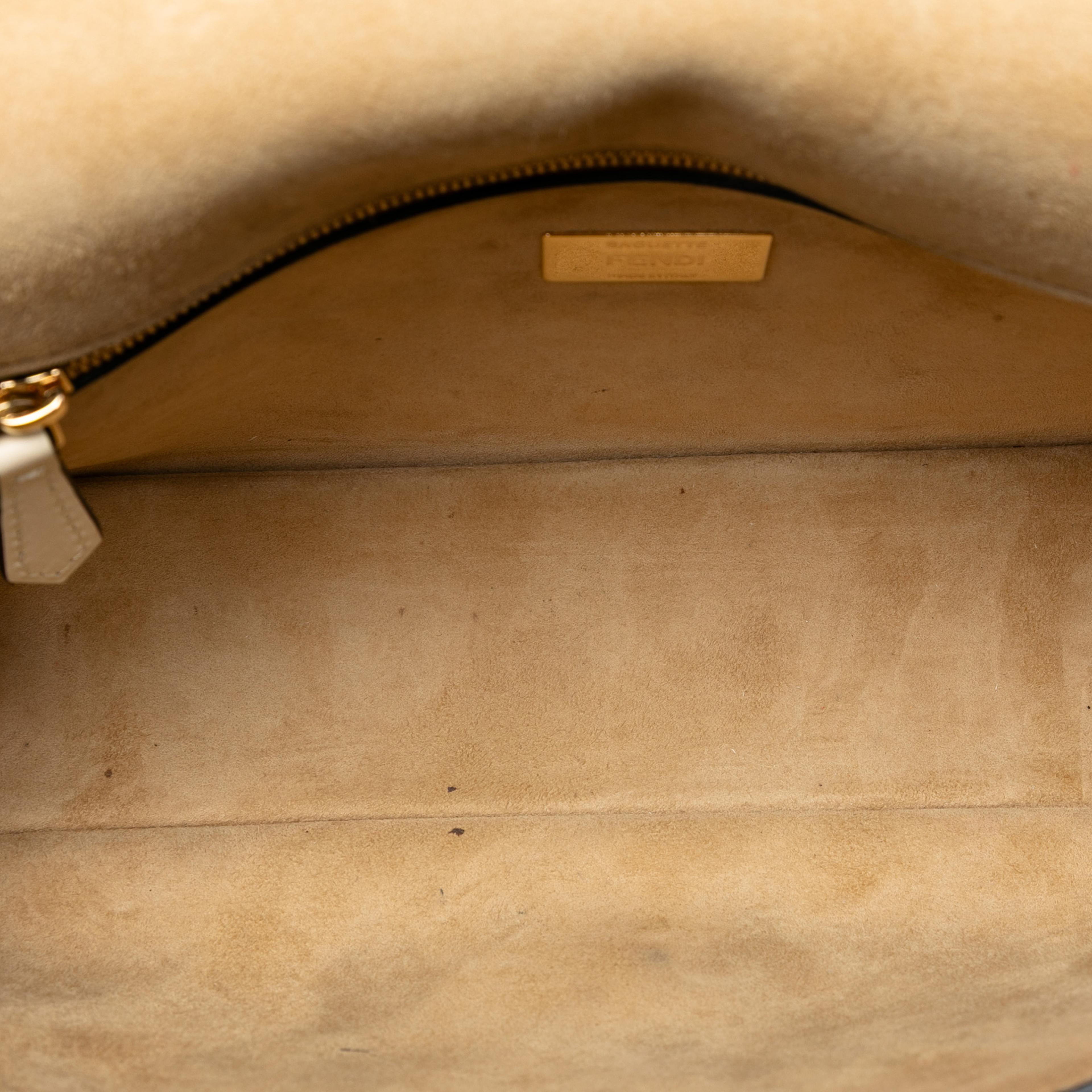 Fendi Leather Metal Stitch Baguette Satchel, från Luxclusif, i färgen light beige. Klicka för att öppna bilden i stort format