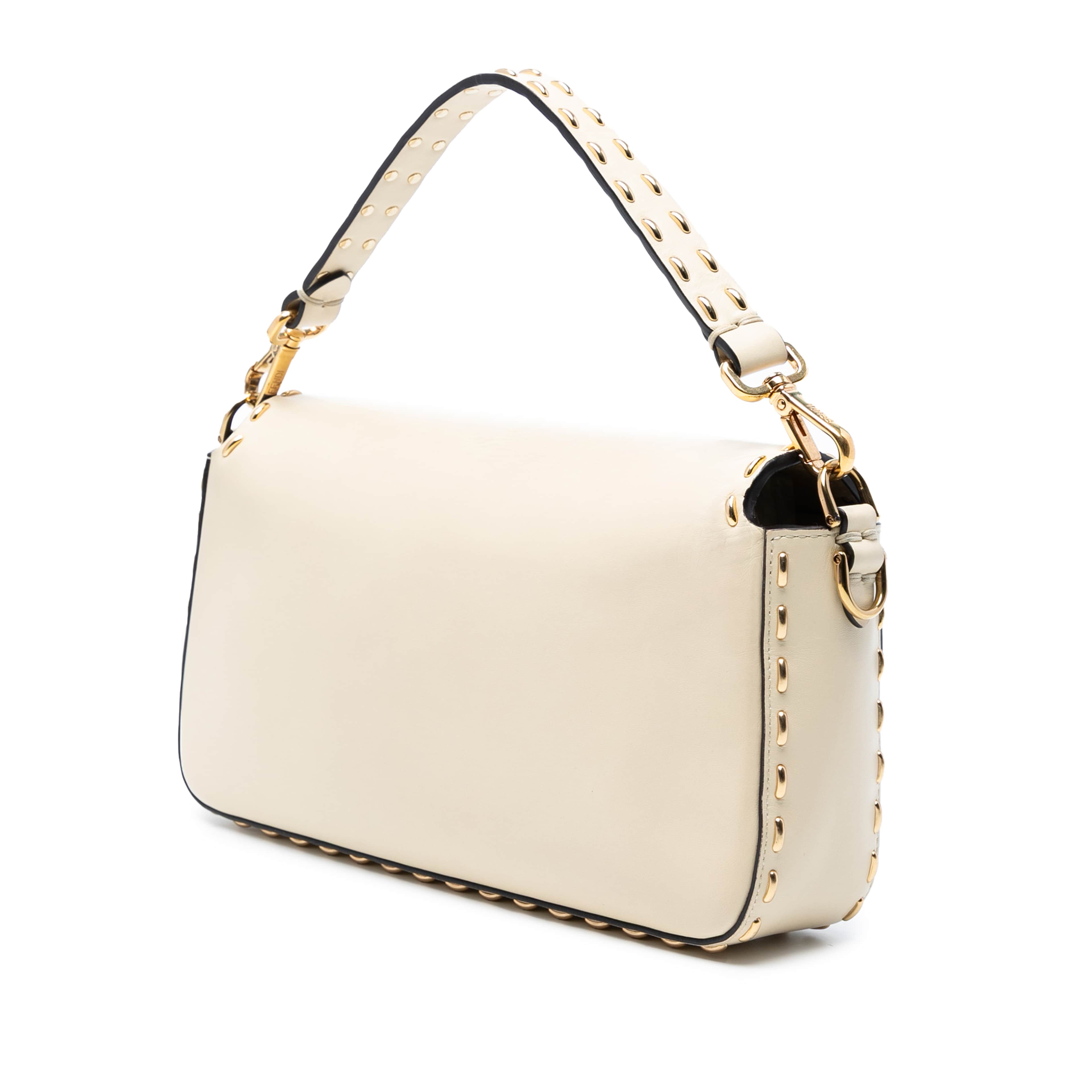 Fendi Leather Metal Stitch Baguette Satchel, från Luxclusif, i färgen light beige. Klicka för att öppna bilden i stort format