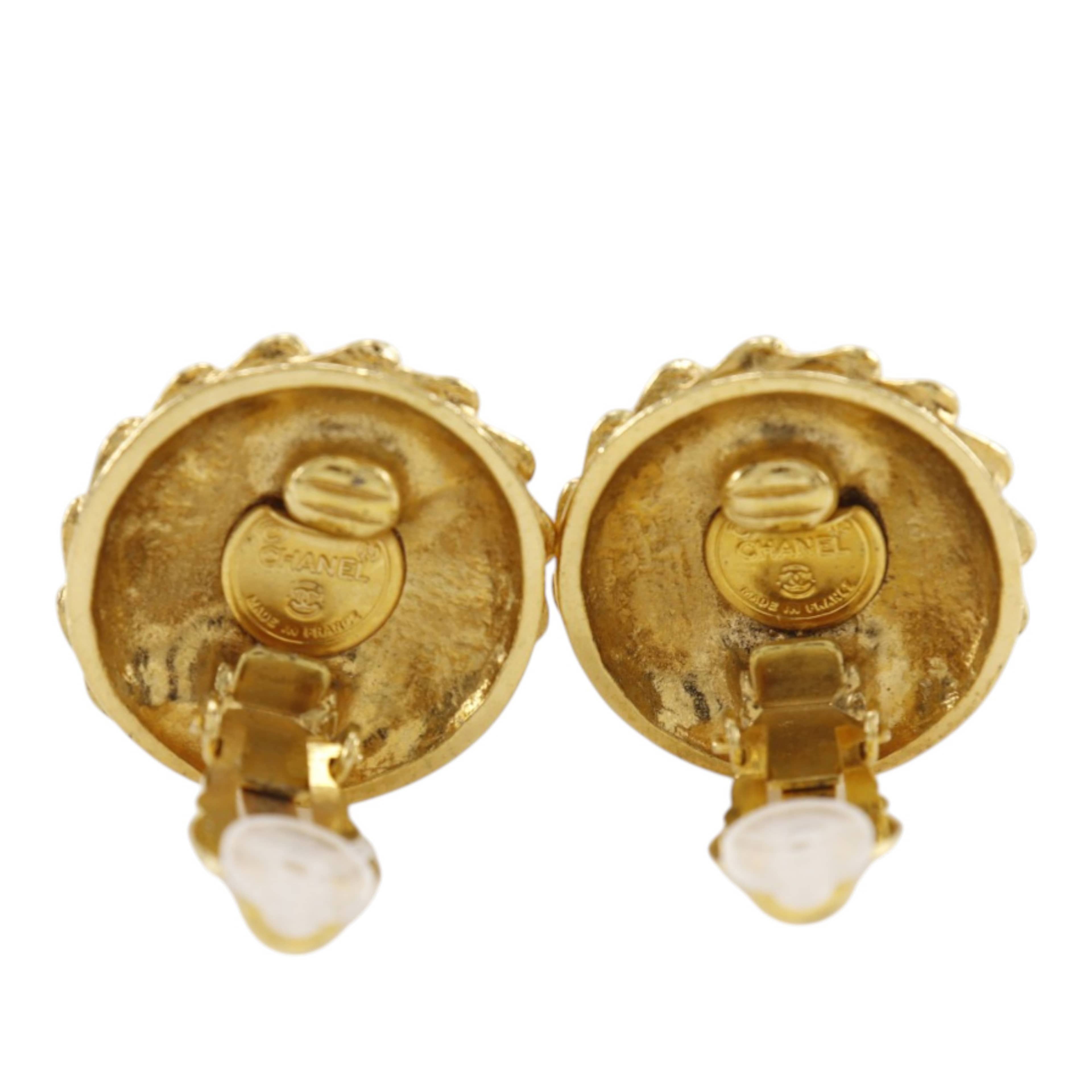 Chanel Gold Plated Mademoiselle Clip On Earrings, från Luxclusif, i färgen gold. Klicka för att öppna bilden i stort format