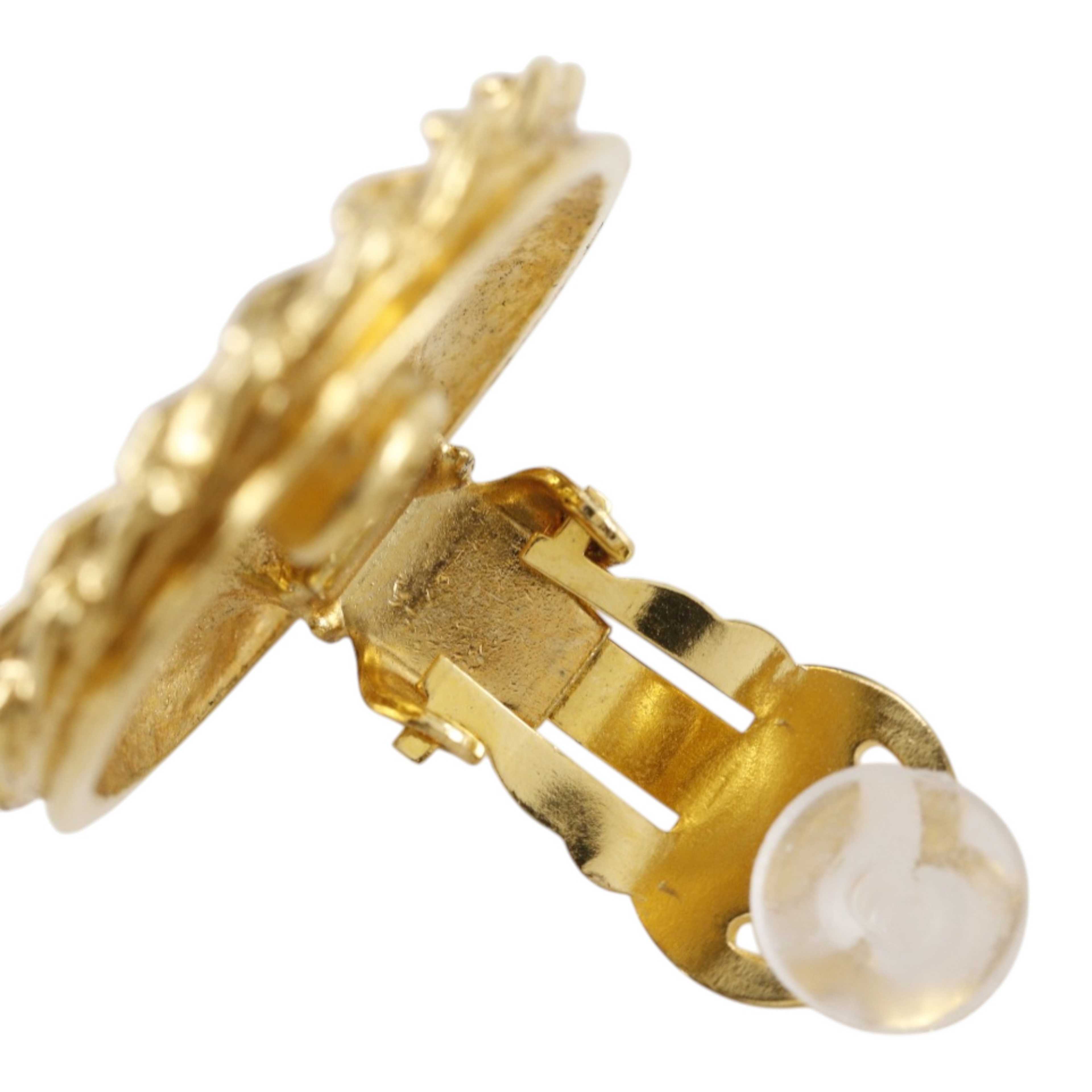 Chanel Gold Plated Mademoiselle Clip On Earrings, från Luxclusif, i färgen guld. Klicka för att öppna bilden i stort format