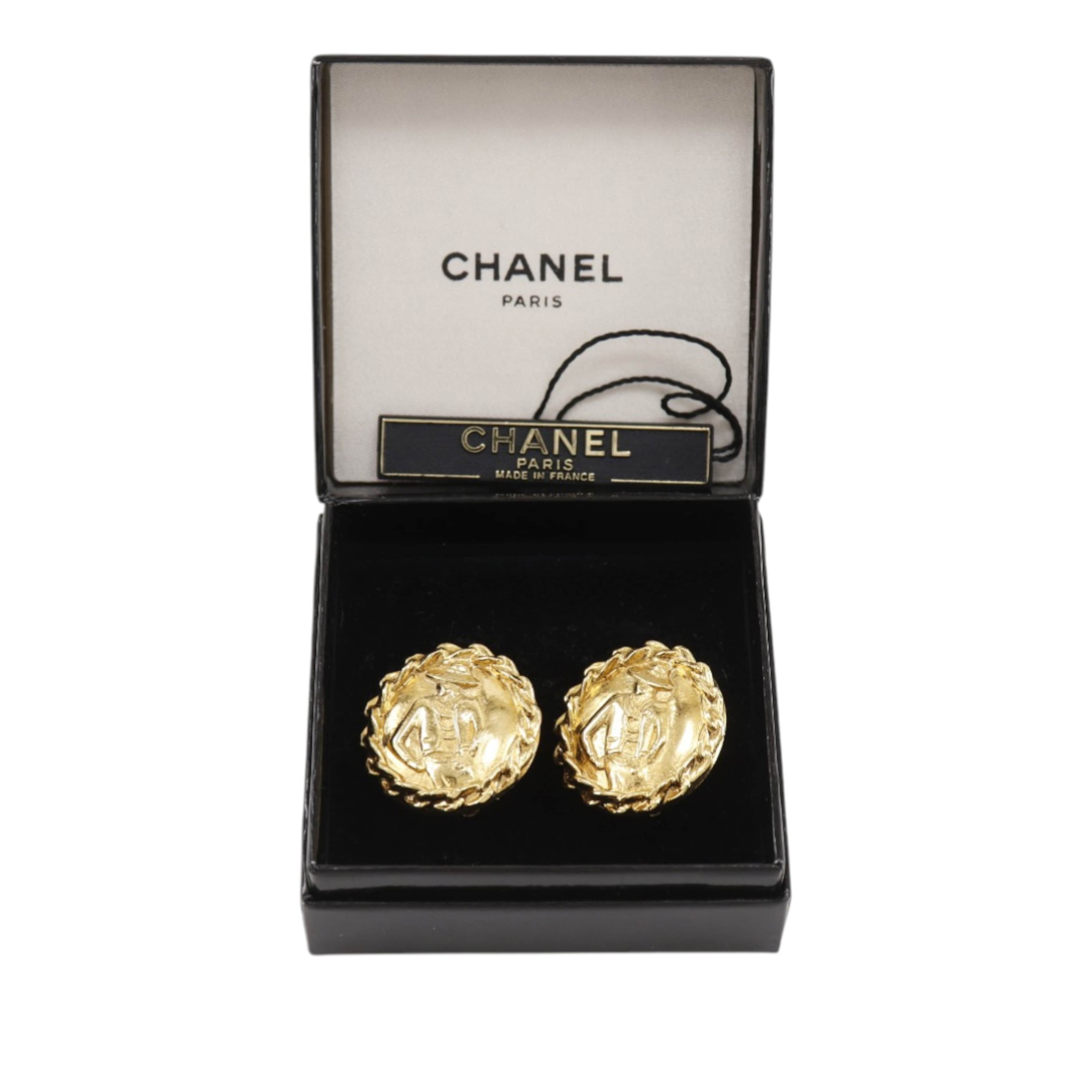 Chanel Gold Plated Mademoiselle Clip On Earrings, från Luxclusif, i färgen guld. Klicka för att öppna bilden i stort format
