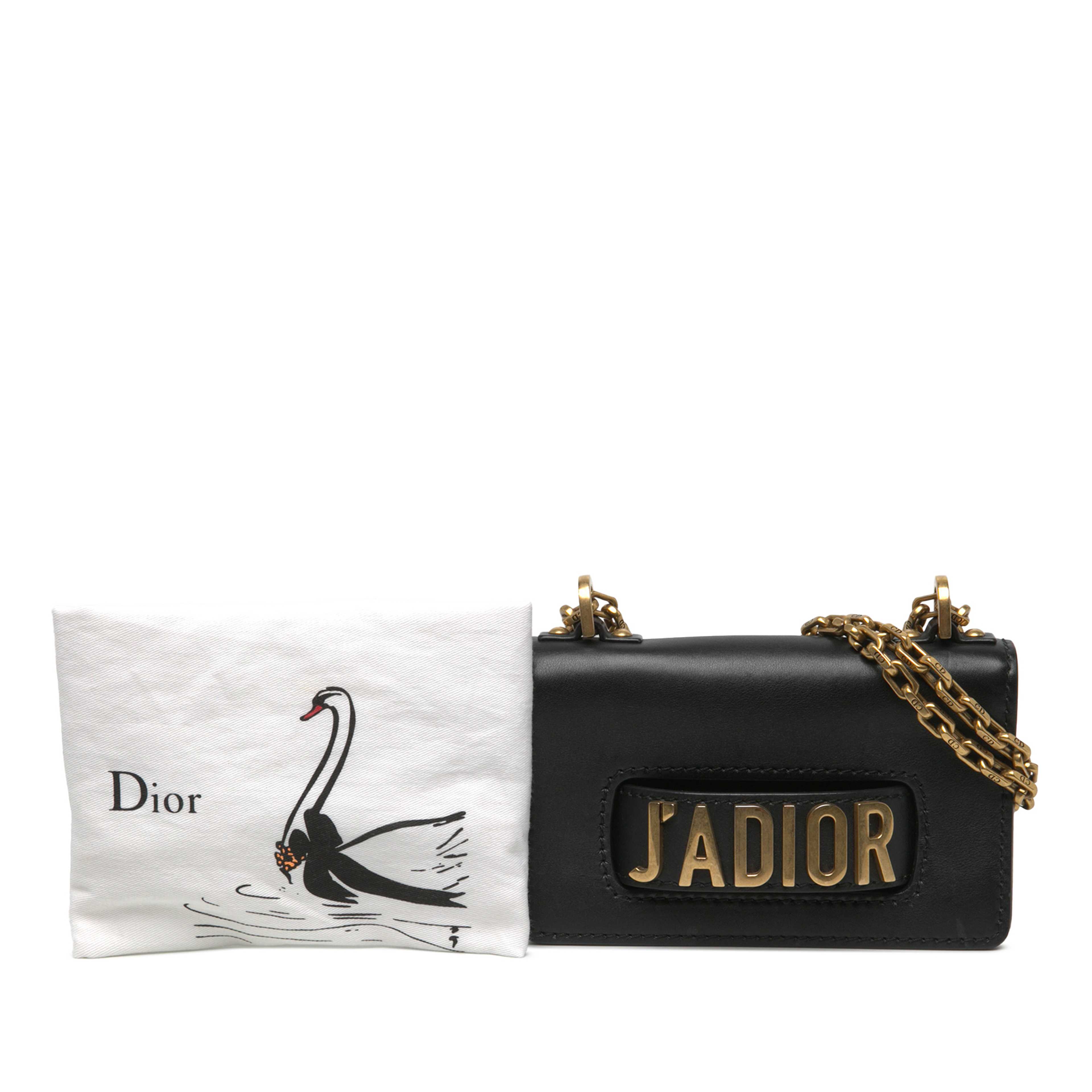 Dior Mini Calfskin J Adior Chain Flap, från Luxclusif, i färgen svart. Klicka för att öppna bilden i stort format