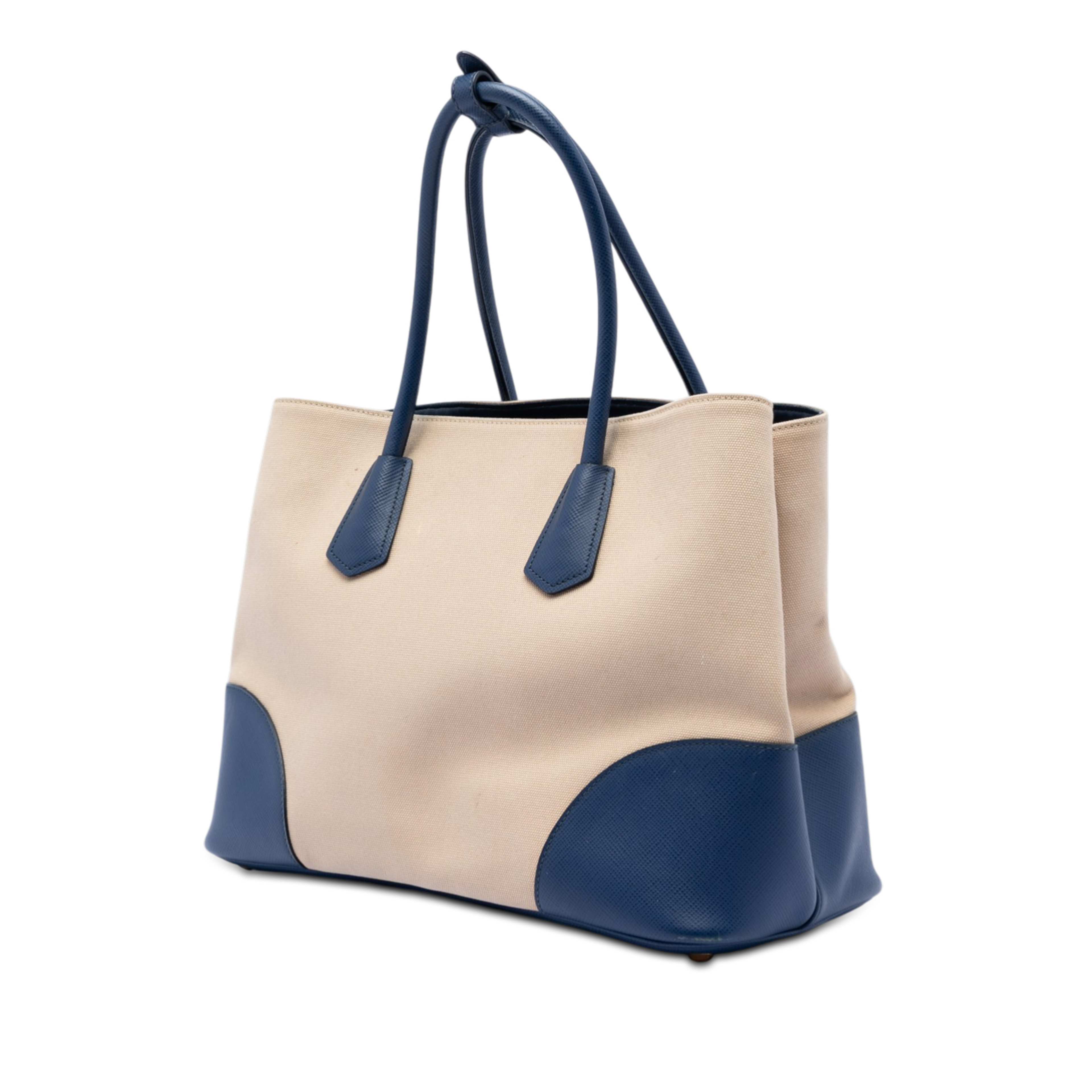 Prada Large Canapa And Saffiano Double Satchel, från Luxclusif, i färgen blå. Klicka för att öppna bilden i stort format