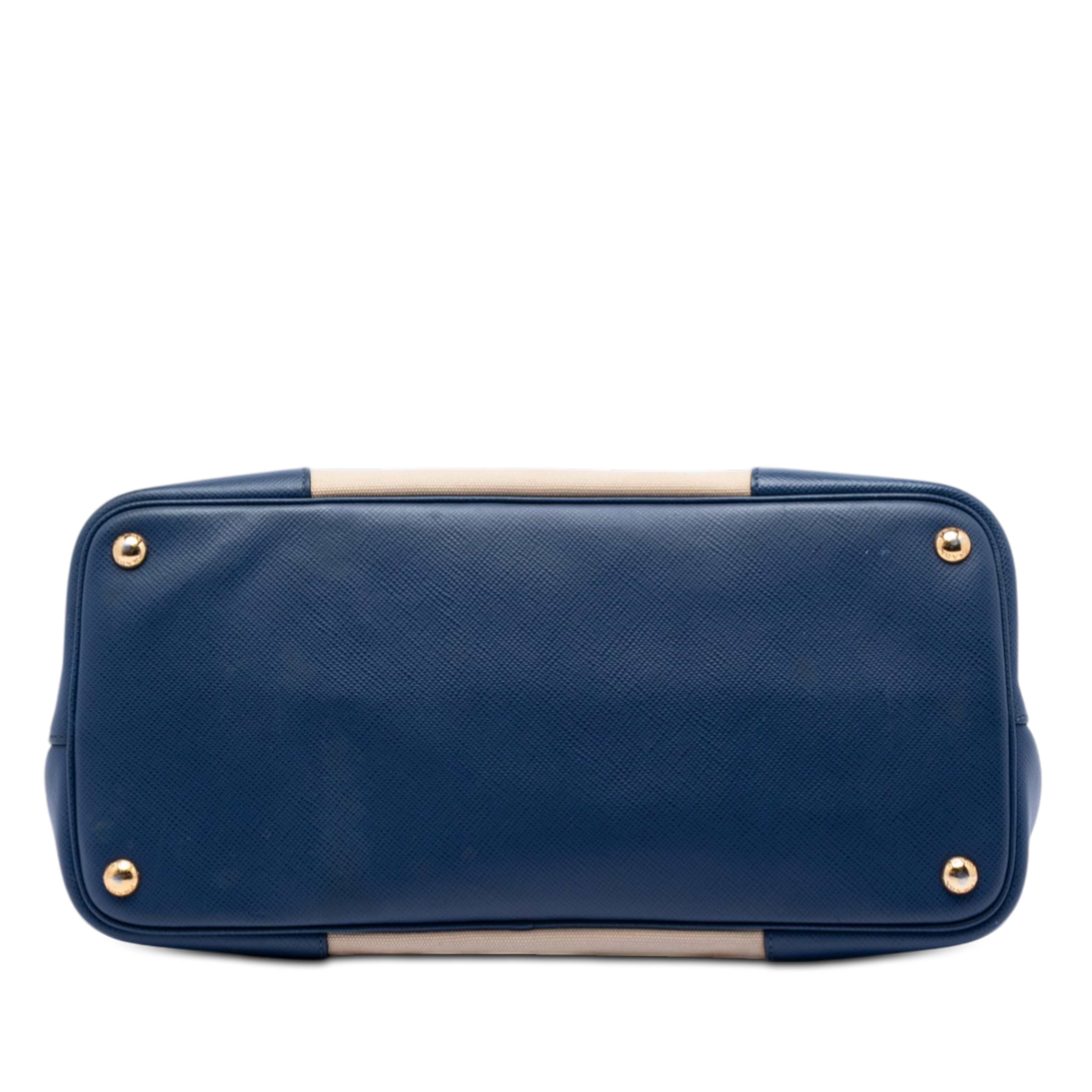 Prada Large Canapa And Saffiano Double Satchel, från Luxclusif, i färgen blå. Klicka för att öppna bilden i stort format