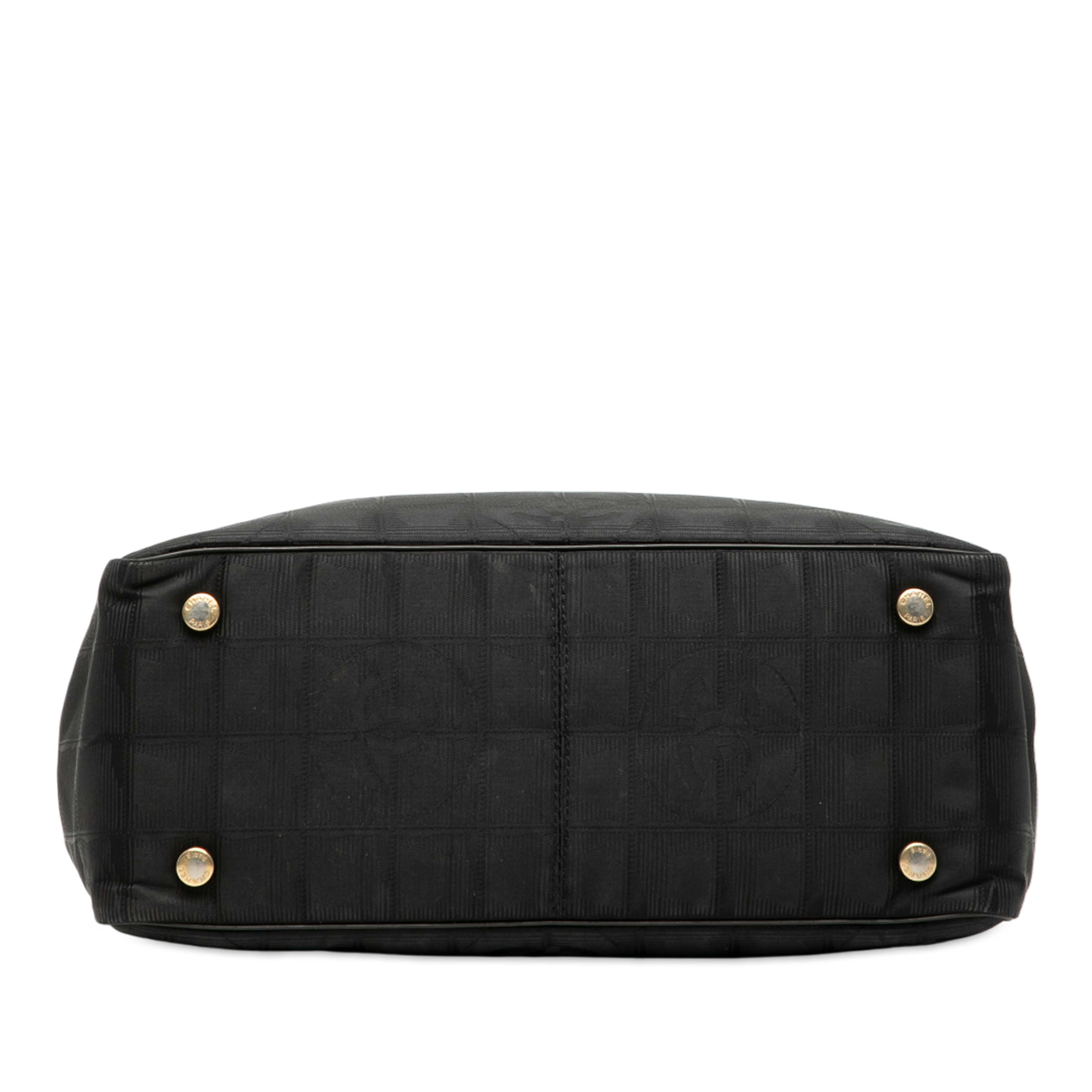 Chanel New Travel Line Nylon Tote, från Luxclusif, i färgen black. Klicka för att öppna bilden i stort format